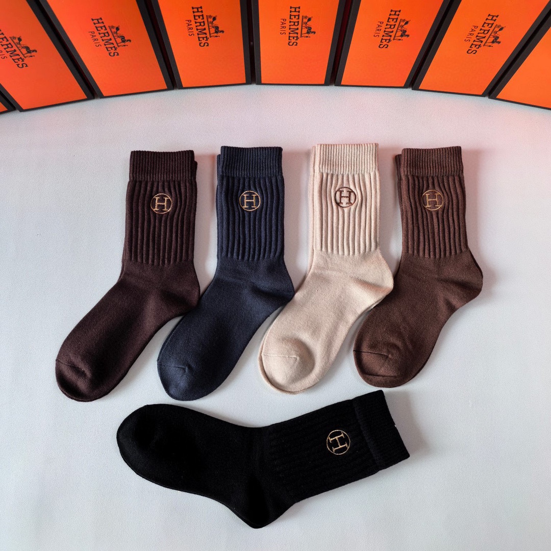 Luxury Cashmere Stockings Set in Synchronized Packaging with Cabinet Display - 图片 3