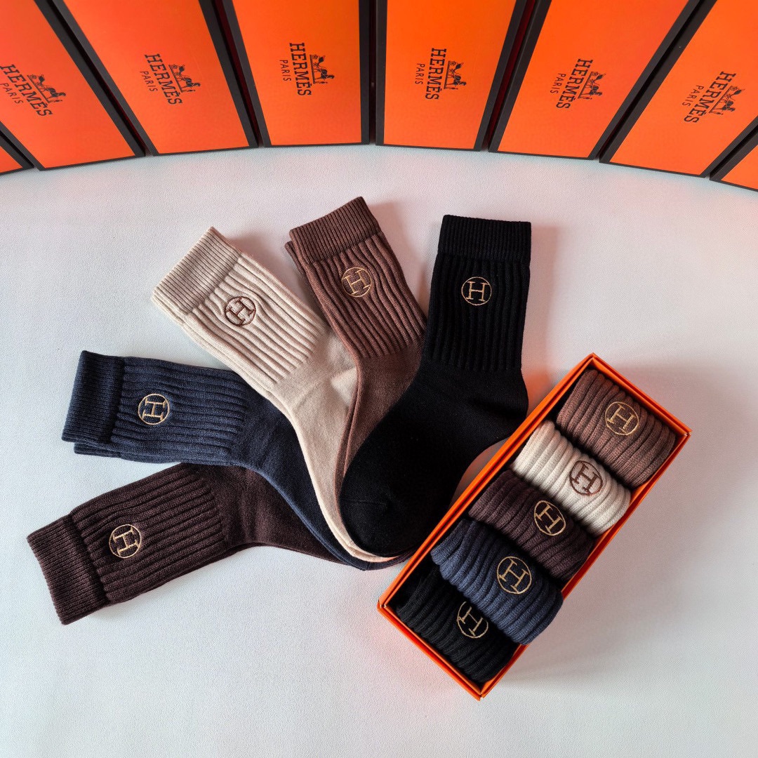 Luxury Cashmere Stockings Set in Synchronized Packaging with Cabinet Display - 图片 8