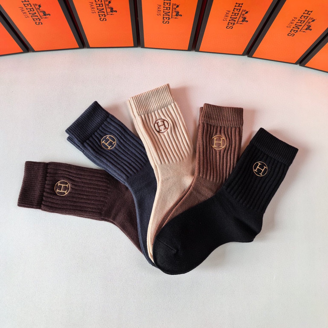 Luxury Cashmere Stockings Set in Synchronized Packaging with Cabinet Display - 图片 6