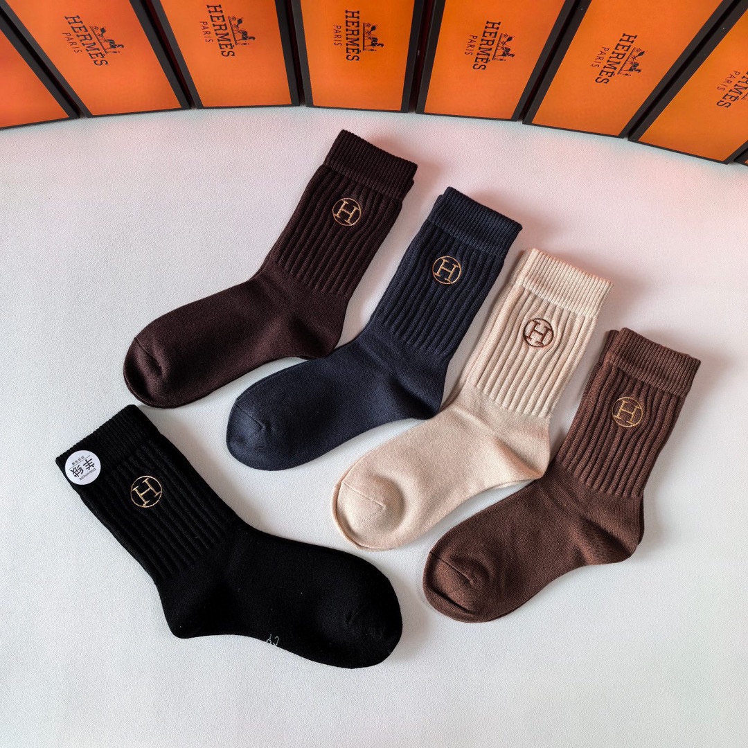Luxury Cashmere Stockings Set in Synchronized Packaging with Cabinet Display - 图片 4