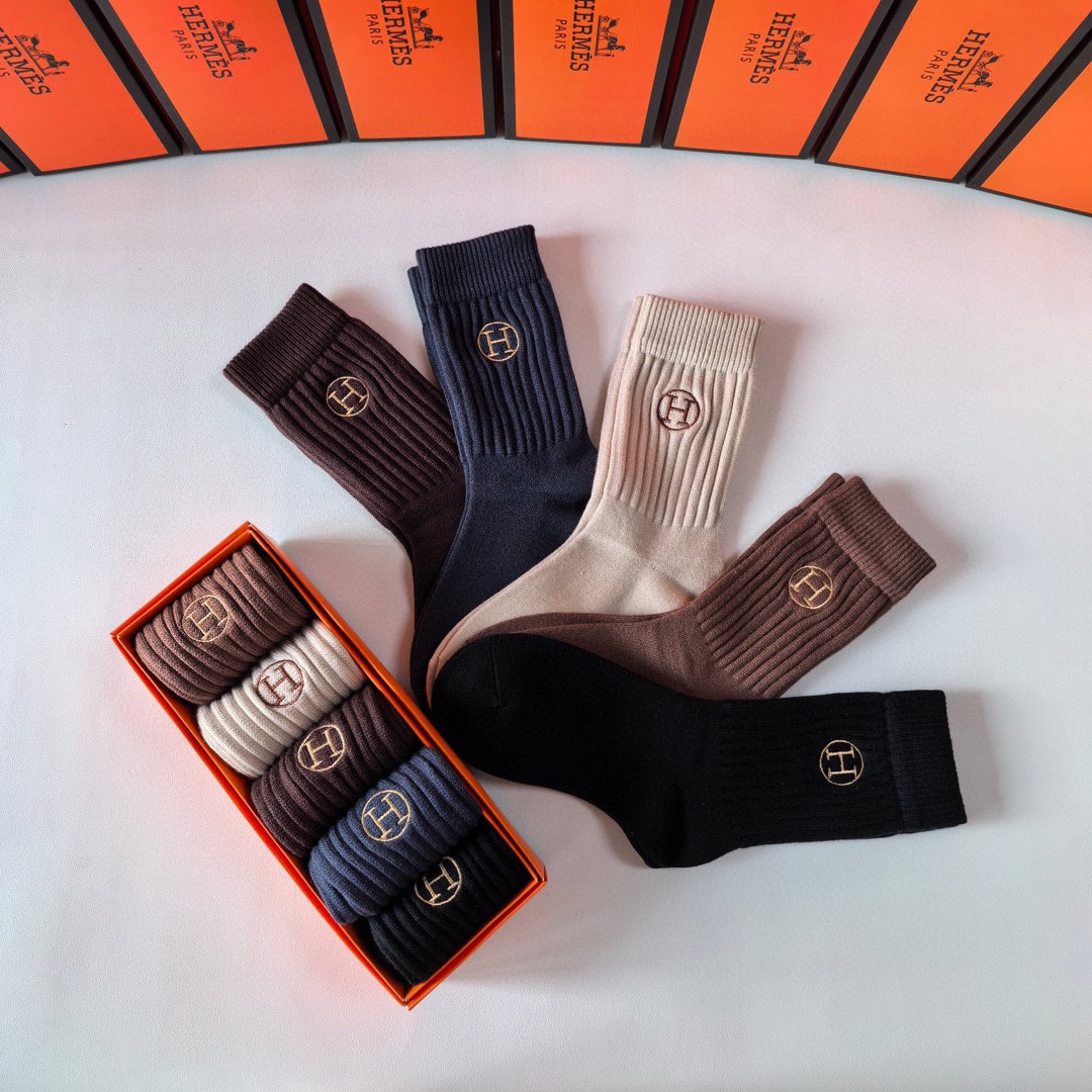 Luxury Cashmere Stockings Set in Synchronized Packaging with Cabinet Display - 图片 9