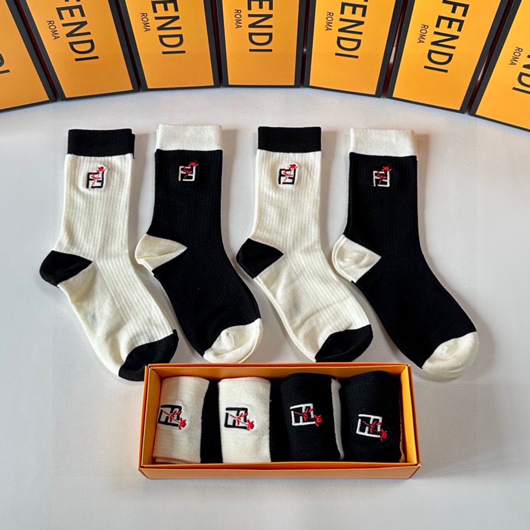  💛配专柜包装
FENDI（芬迪）新款中长款刺绣堆堆袜袜子！一盒四双，专柜同步筒袜袜子，💛大牌出街，潮人