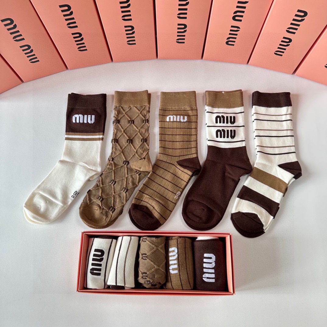  💛配专柜包装
MiuMiu（缪缪）新款中长筒堆堆袜袜子！一盒五双，专柜同步筒袜袜子，💛大牌出街，潮人必