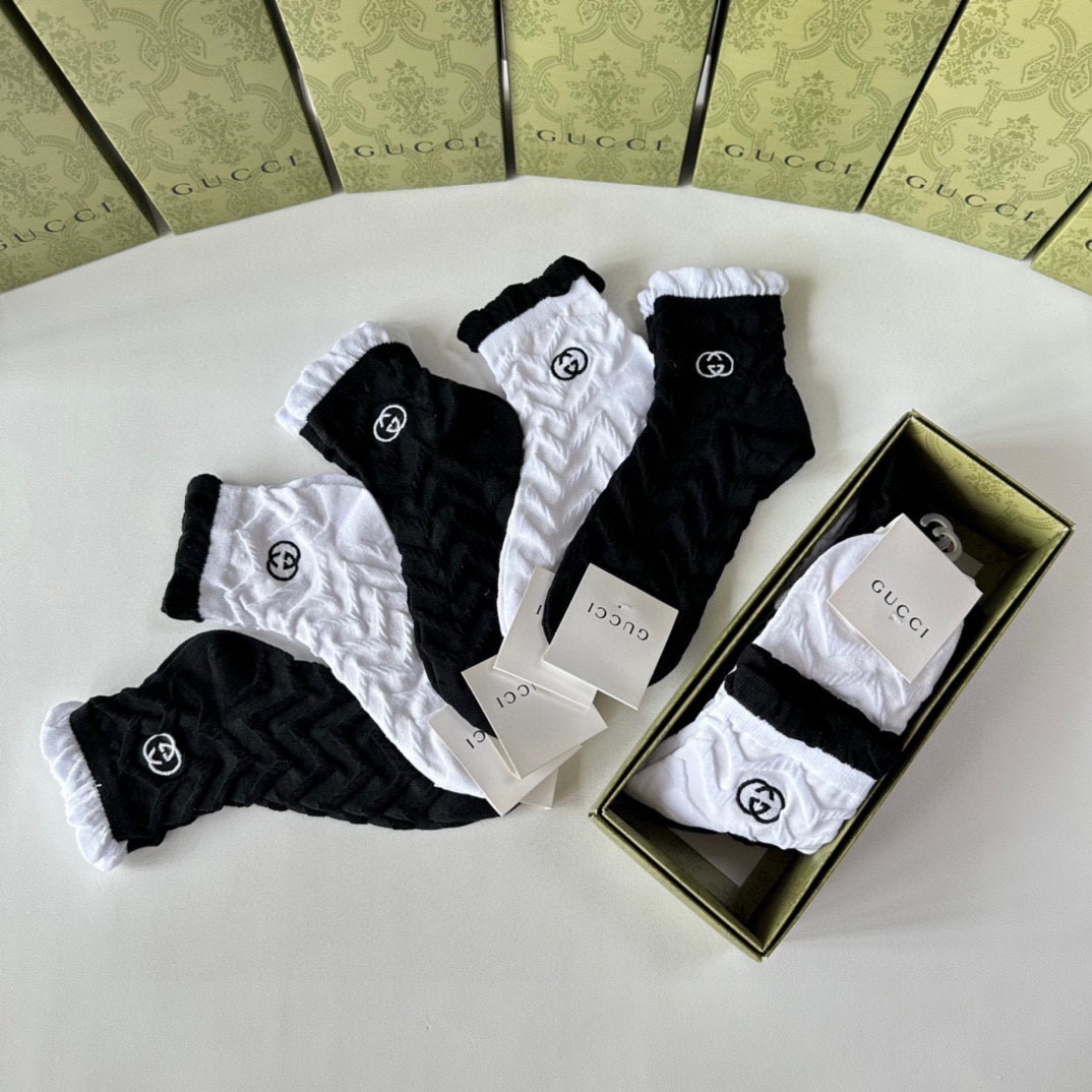  💛配专柜包装
Gucci（古驰）新款刺绣中长款堆堆袜袜子！一盒五双，专柜同步筒袜袜子，💛大牌出街，潮人