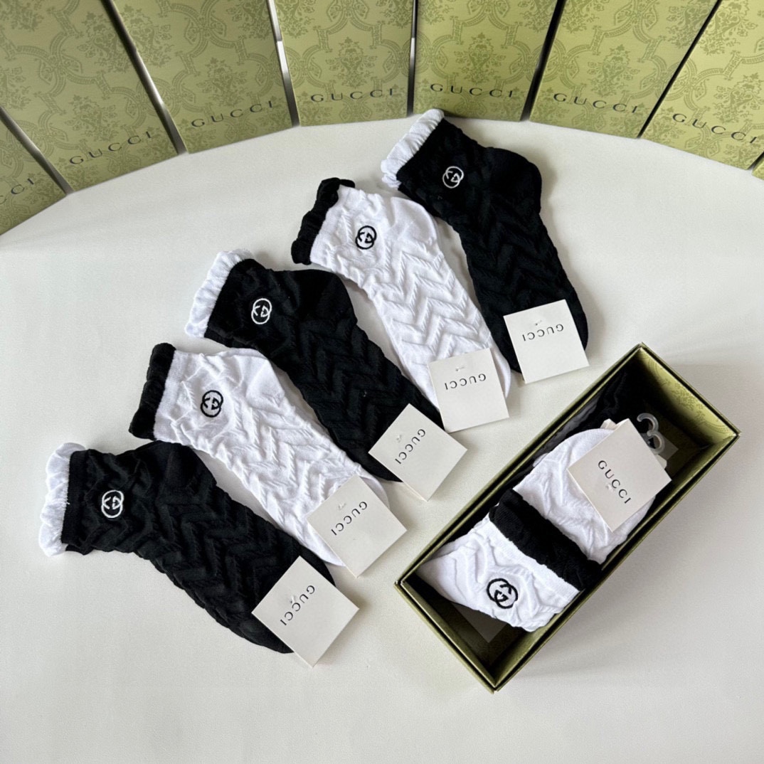  💛配专柜包装
Gucci（古驰）新款刺绣中长款堆堆袜袜子！一盒五双，专柜同步筒袜袜子，💛大牌出街，潮人