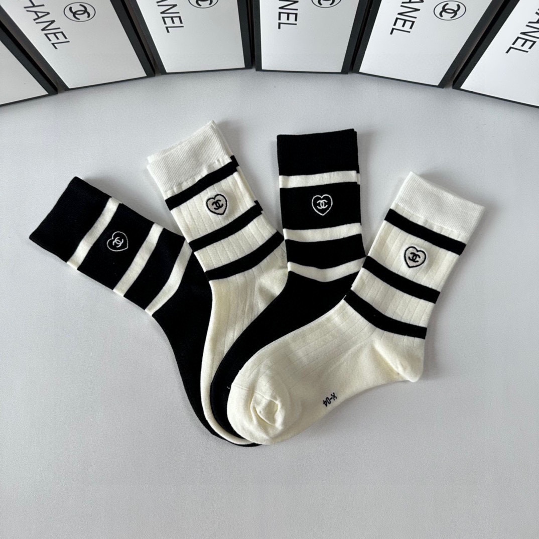  💛配专柜包装
Chanel（香奈儿）新款中长款刺绣堆堆袜袜子！一盒四双，专柜同步筒袜袜子，💛大牌出街，