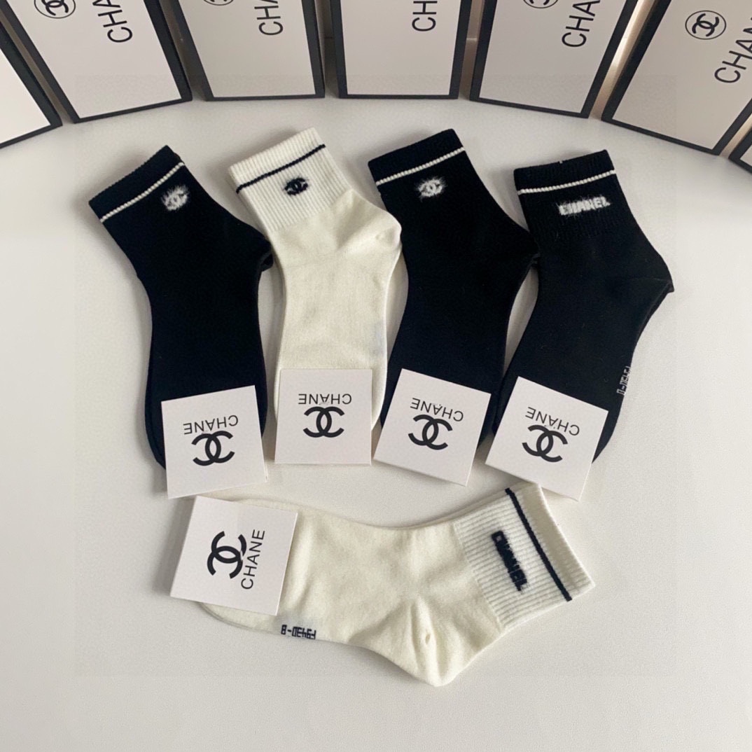 💛配包装
Chanel（香奈儿）新款中长款堆堆袜袜子！一盒五双， 专柜同步筒款袜子，💛大牌出街，潮人必备