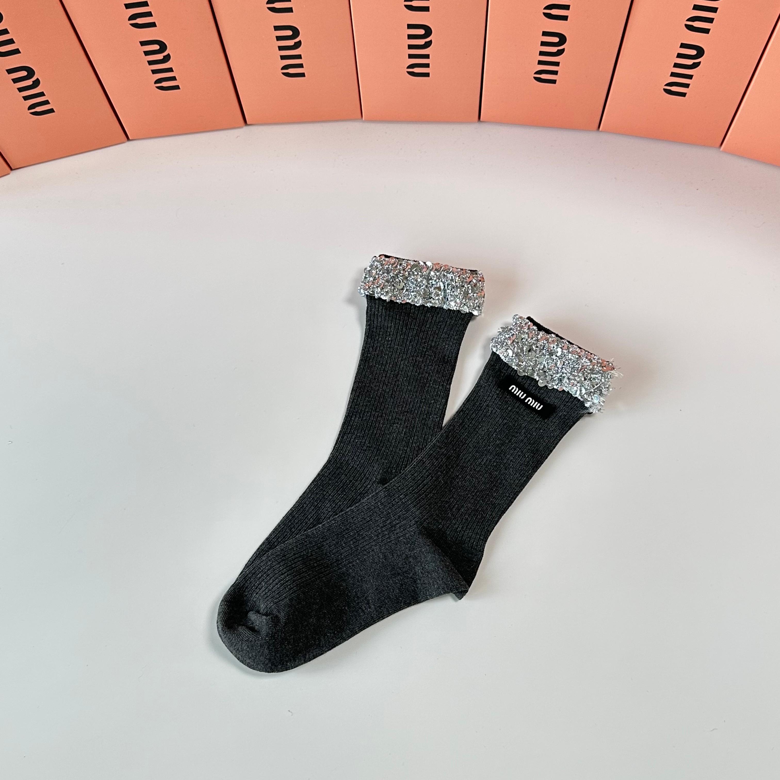 NO:586101,Special packaging MiuMiu (Miu Miu) new classic heavy-duty jewelry socks pile socks!  One pair in a box, synchronized tube socks in the counter, big brands on the street, a must-have for fashionistas, super easy to match. Socks, stockings, socks, miumiu, socks19860909特 配包装 MiuMiu（缪缪）新款经典重工饰品袜堆堆袜袜子！一盒一双, 专柜同步筒款袜子,大牌出街,潮人必备超好搭.袜子,丝袜,袜子,miumiu,socks,accessory