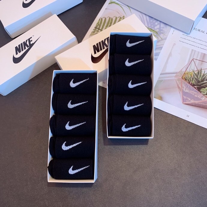 💛配包装NIKE（耐克）新款经典中长款堆堆袜袜子！一盒五双， 专柜同步筒袜袜子，💛大牌出街，潮人必备🔥超