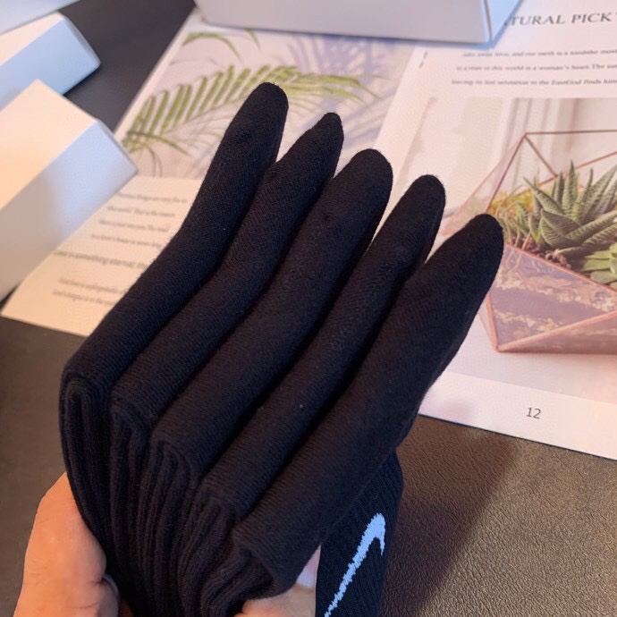 💛配包装NIKE（耐克）新款经典中长款堆堆袜袜子！一盒五双， 专柜同步筒袜袜子，💛大牌出街，潮人必备🔥超