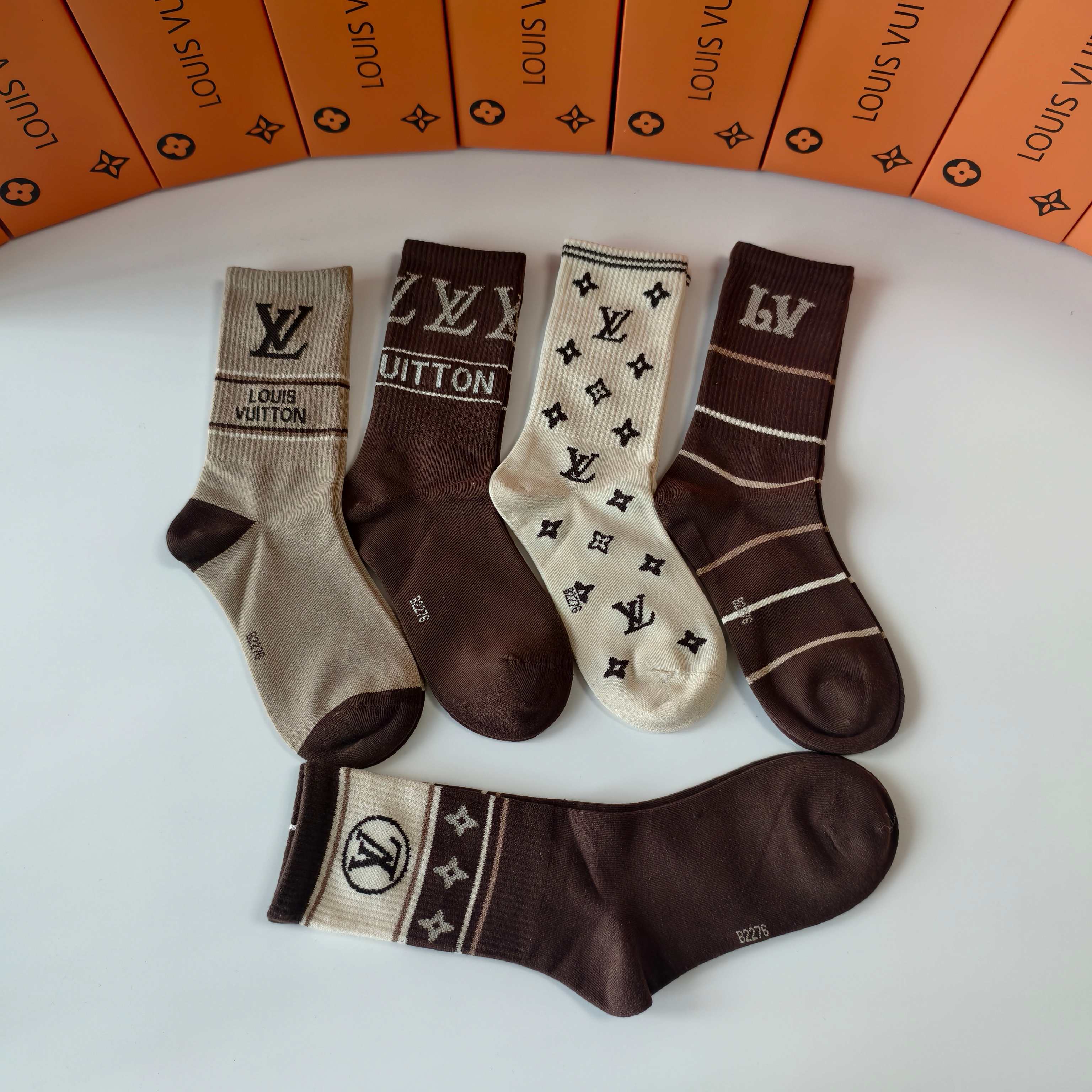 💛配专柜包装LV（路易威登）新款中长筒袜堆堆袜袜子！一盒五双，专柜同步筒袜袜子，💛大牌出街，潮人必备🔥超