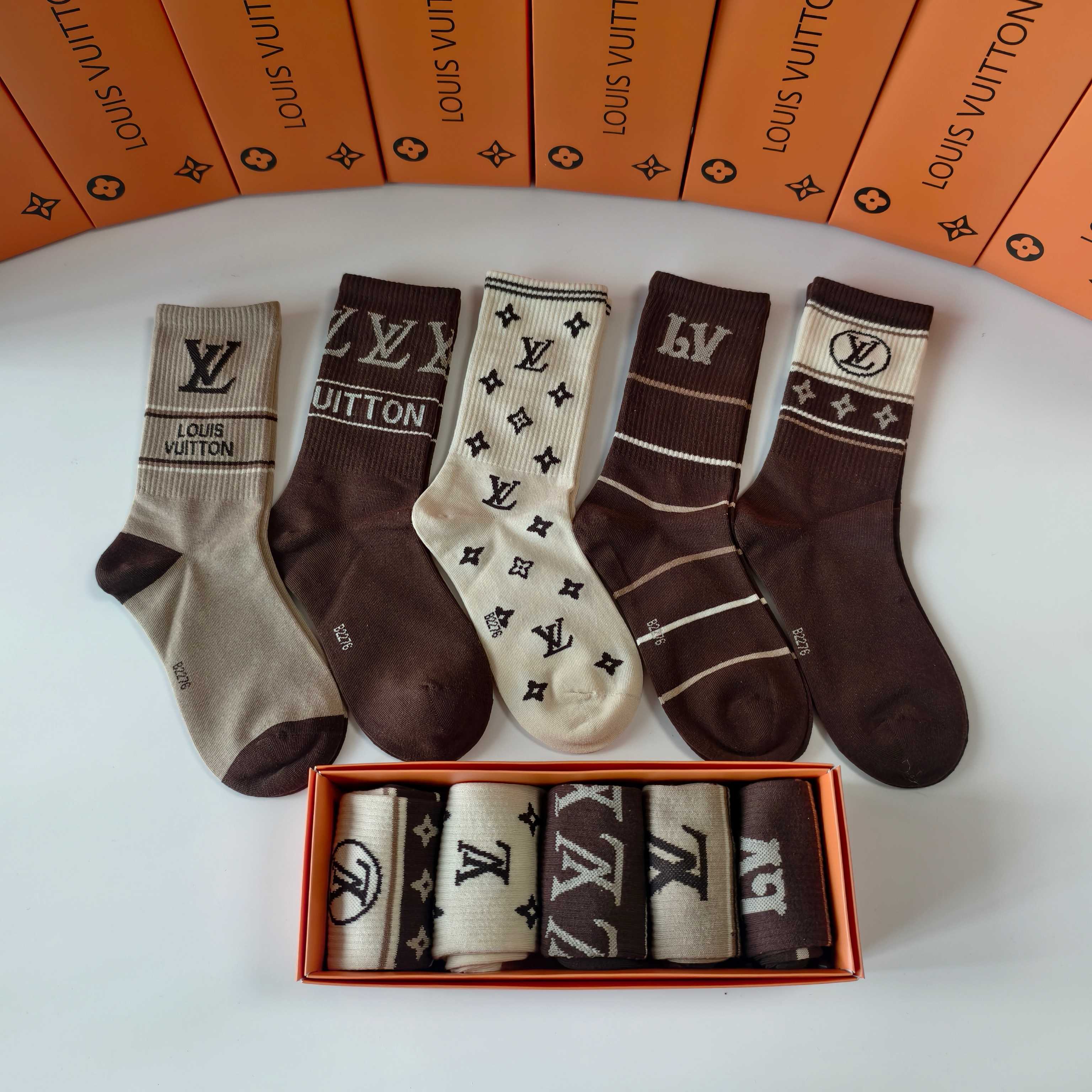 💛配专柜包装LV（路易威登）新款中长筒袜堆堆袜袜子！一盒五双，专柜同步筒袜袜子，💛大牌出街，潮人必备🔥超