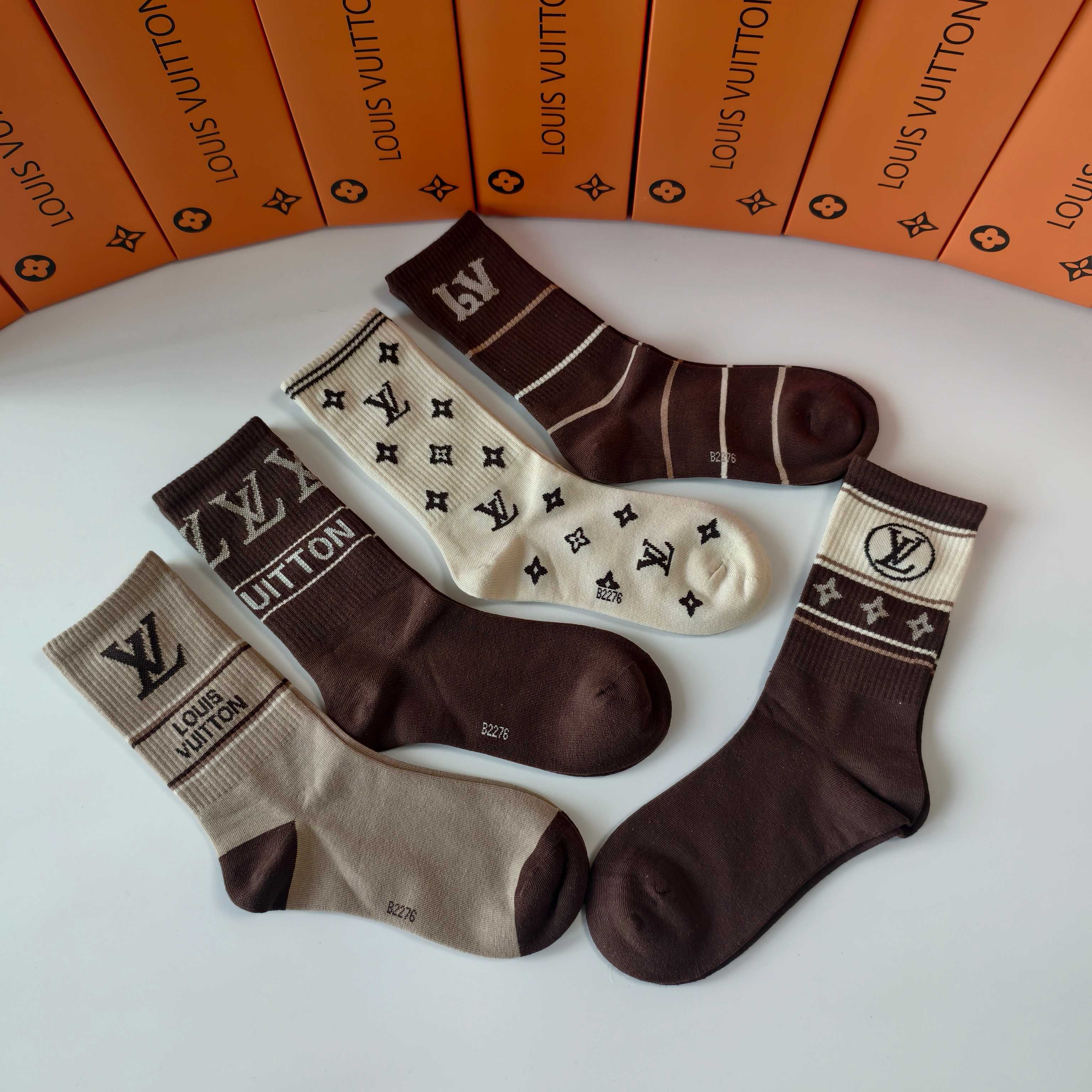 💛配专柜包装LV（路易威登）新款中长筒袜堆堆袜袜子！一盒五双，专柜同步筒袜袜子，💛大牌出街，潮人必备🔥超