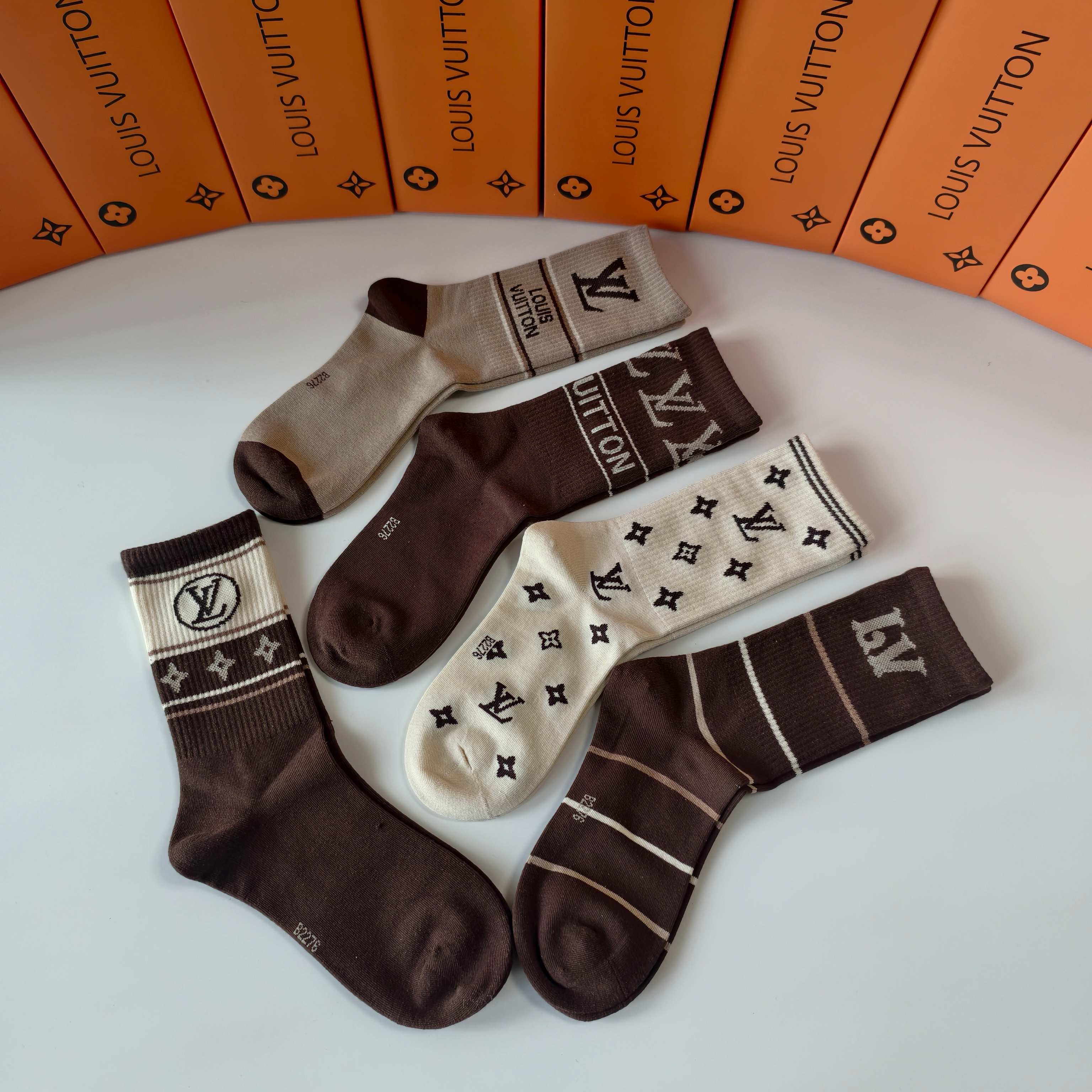 💛配专柜包装LV（路易威登）新款中长筒袜堆堆袜袜子！一盒五双，专柜同步筒袜袜子，💛大牌出街，潮人必备🔥超