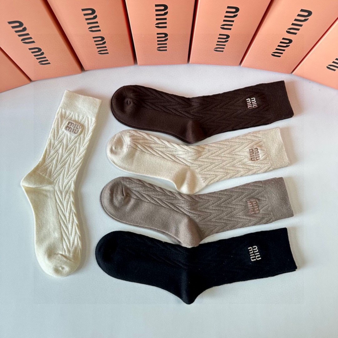 💛配专柜包装MiuMiu（缪缪）爆款出货#新款羊绒中长款堆堆袜袜子！一盒五双，专柜同步筒袜袜子，💛大牌出