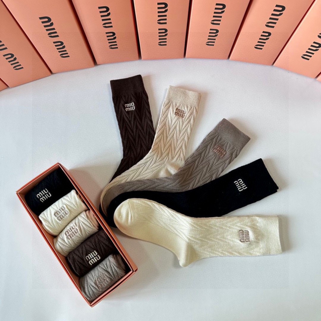 💛配专柜包装MiuMiu（缪缪）爆款出货#新款羊绒中长款堆堆袜袜子！一盒五双，专柜同步筒袜袜子，💛大牌出