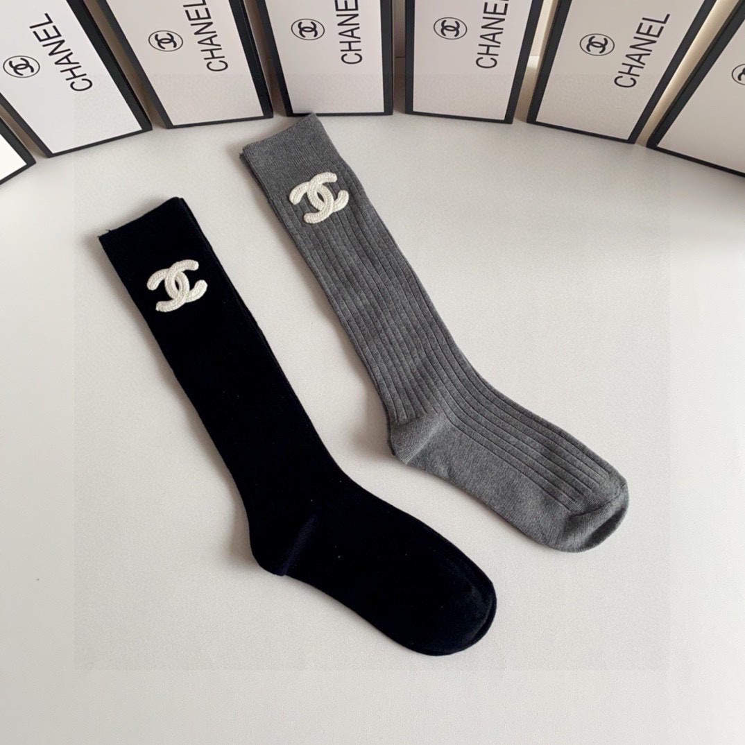 💛配包装Chanel（香奈儿）爆款出货 新款轻奢及膝小腿袜堆堆袜袜子🧦！一盒两双（颜色任选）专柜同步筒袜