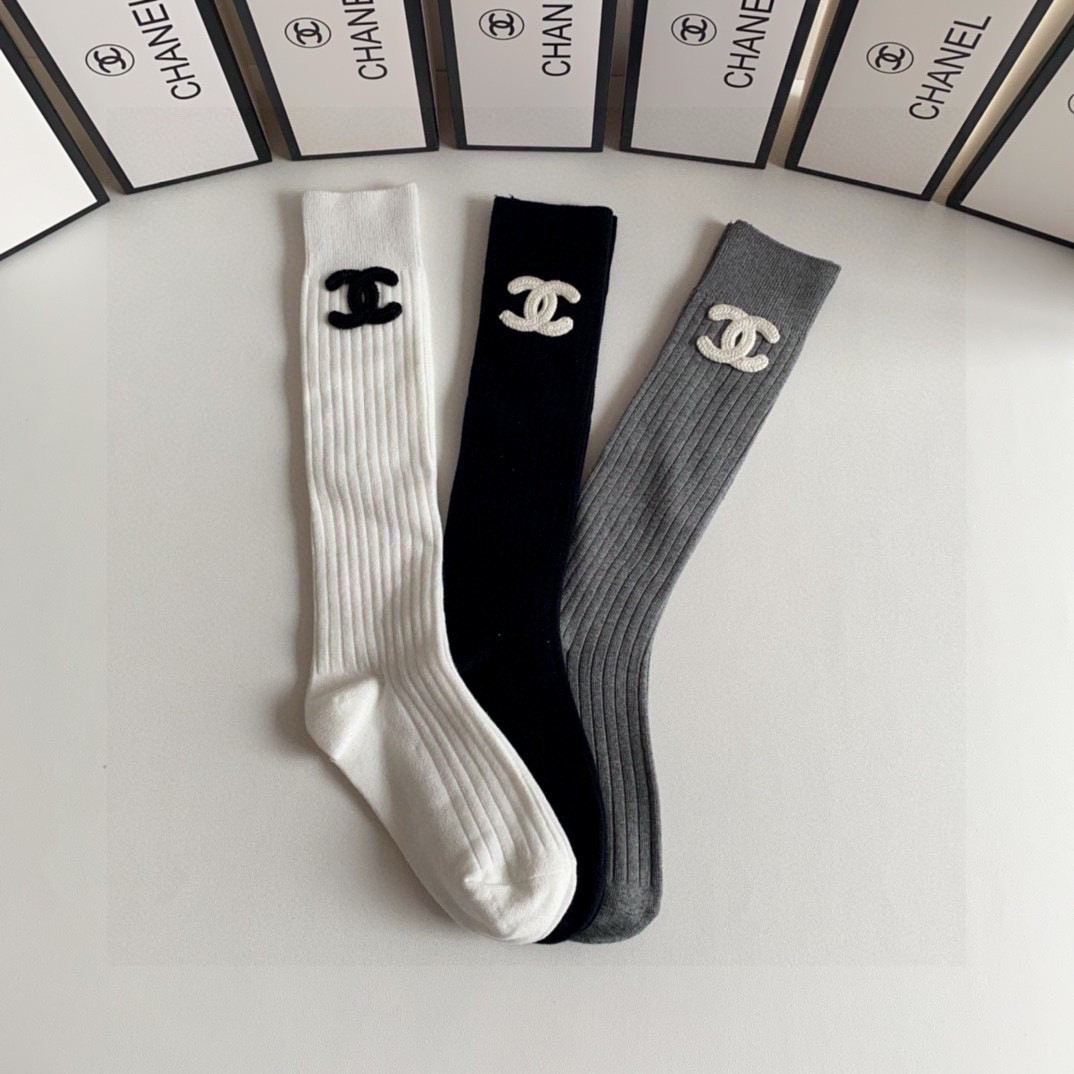 💛配包装Chanel（香奈儿）爆款出货 新款轻奢及膝小腿袜堆堆袜袜子🧦！一盒两双（颜色任选）专柜同步筒袜