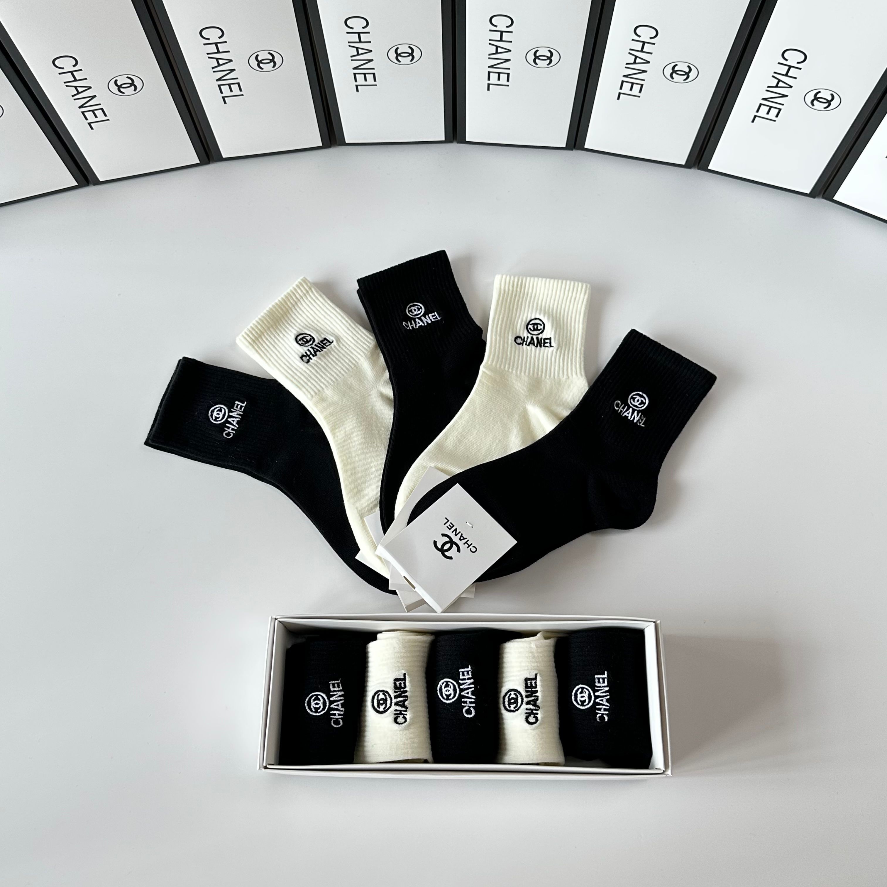 💛配专柜包装Chanel（香奈儿）新款刺绣中长款堆堆袜袜子！一盒五双，专柜同步筒袜袜子，💛大牌出街，潮人