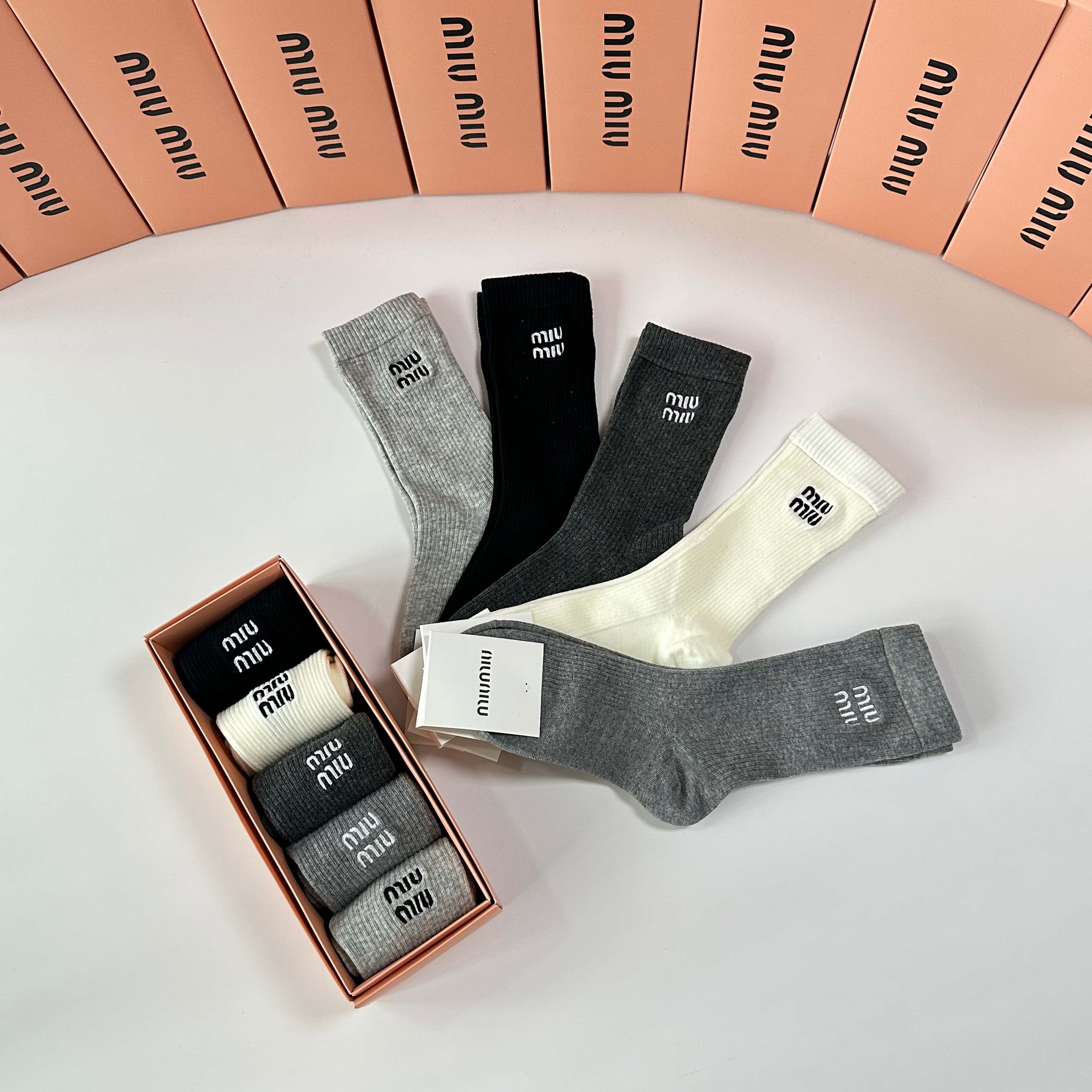 💛配包装MiuMiu（缪缪）新款刺绣经典中长筒袜堆堆袜袜子！一盒五双， 专柜同步筒袜袜子，💛大牌出街，潮