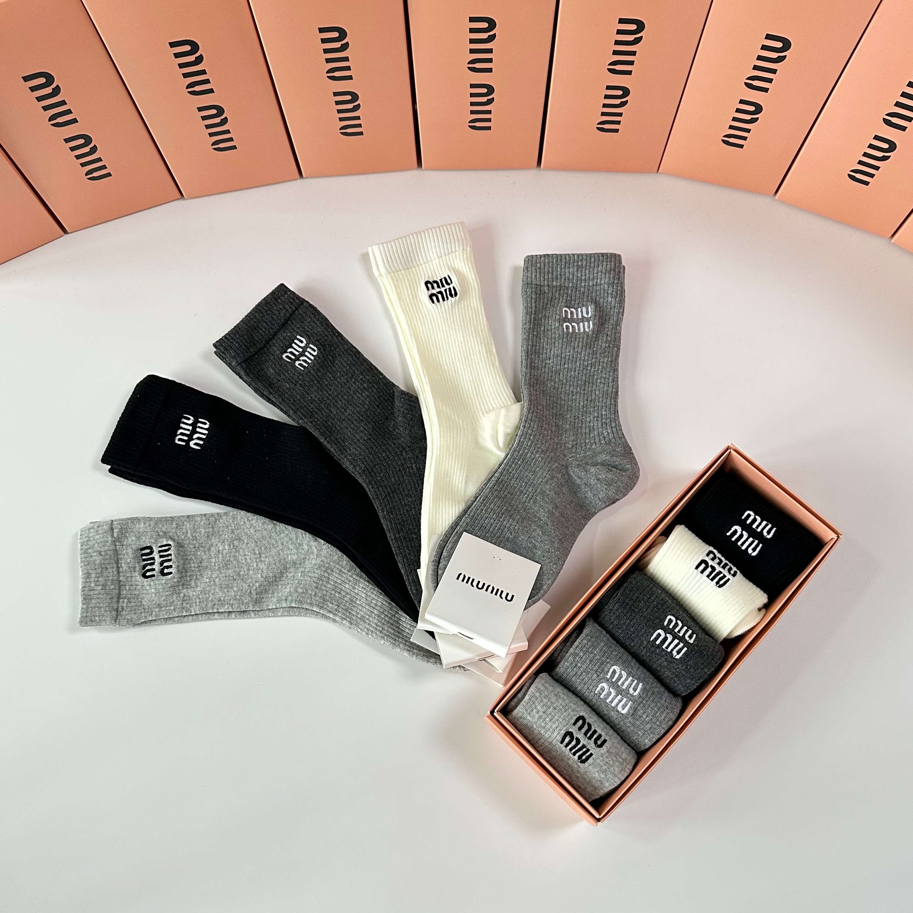 💛配包装MiuMiu（缪缪）新款刺绣经典中长筒袜堆堆袜袜子！一盒五双， 专柜同步筒袜袜子，💛大牌出街，潮