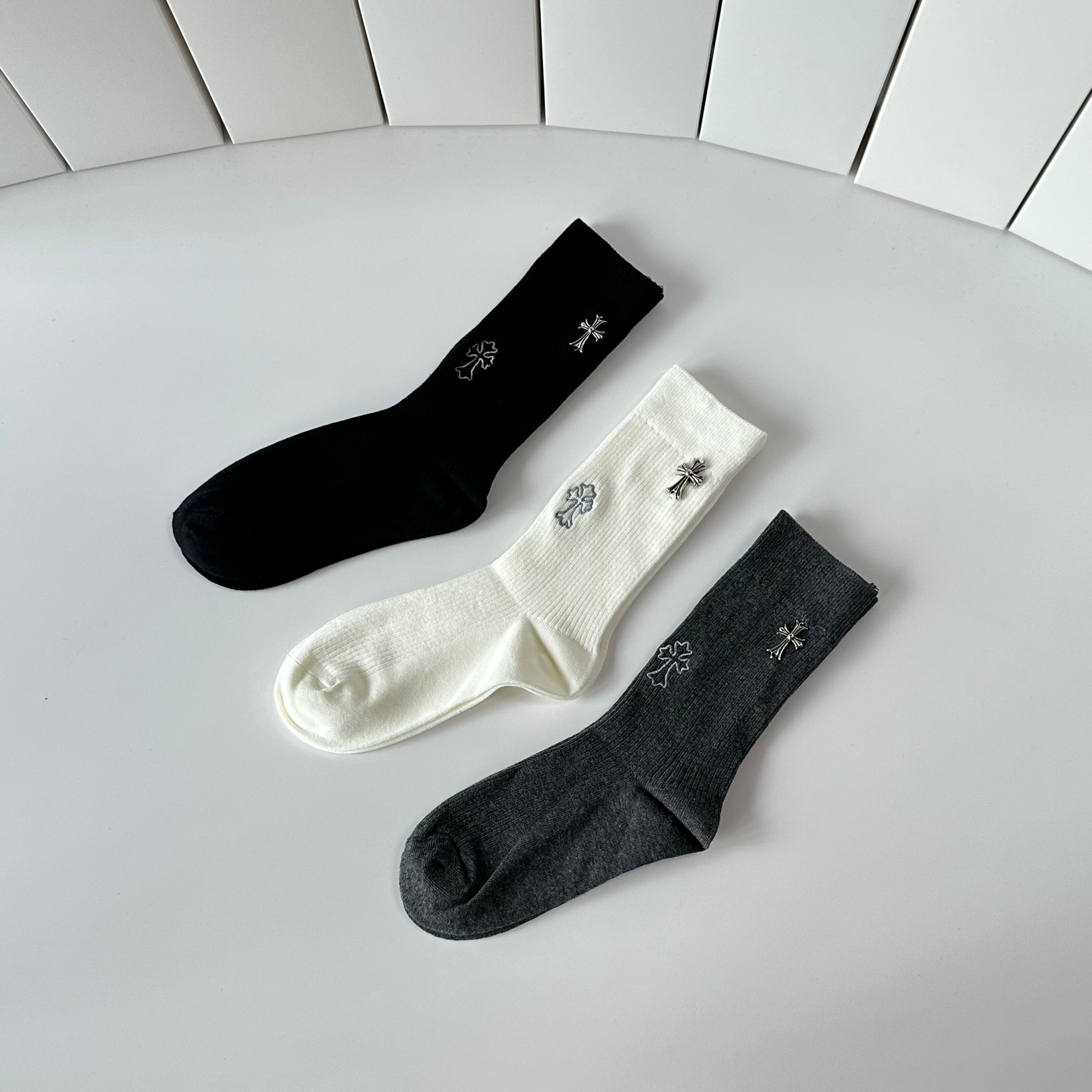 💛配包装克罗心 新款经典中长款饰品袜堆堆袜袜子！一盒三双， 专柜同步筒款袜子，💛大牌出街，潮人必备🔥超好