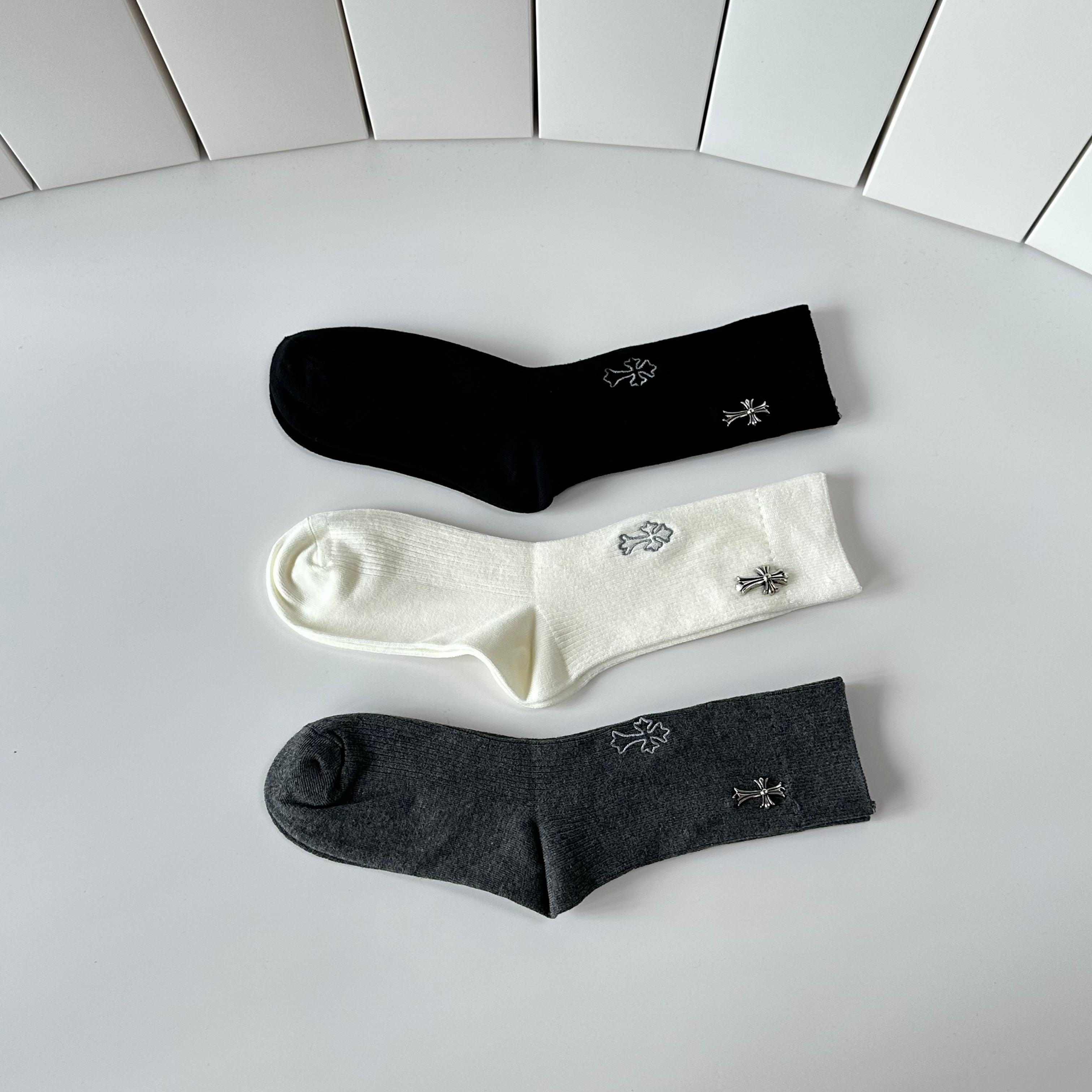 💛配包装克罗心 新款经典中长款饰品袜堆堆袜袜子！一盒三双， 专柜同步筒款袜子，💛大牌出街，潮人必备🔥超好