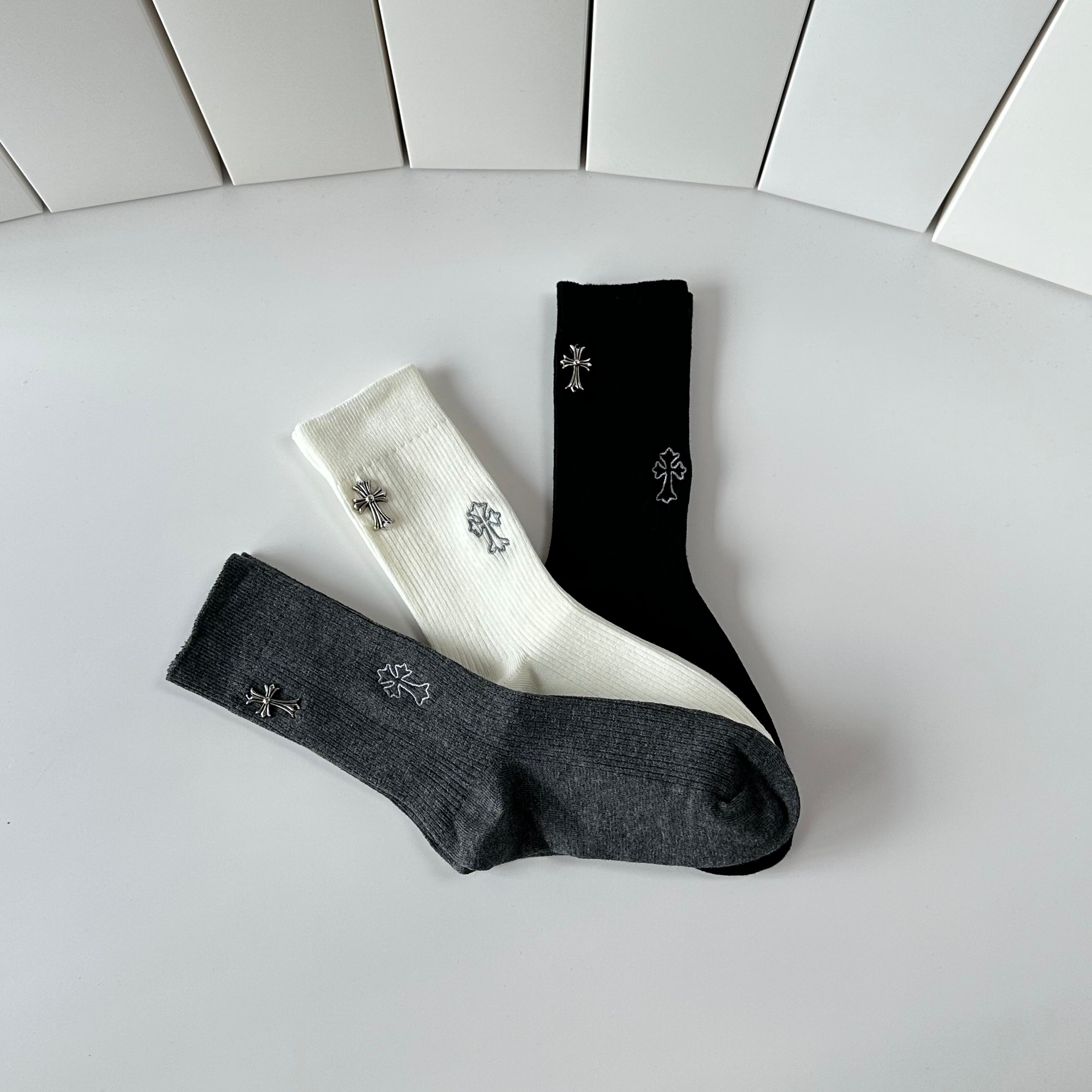 💛配包装克罗心 新款经典中长款饰品袜堆堆袜袜子！一盒三双， 专柜同步筒款袜子，💛大牌出街，潮人必备🔥超好