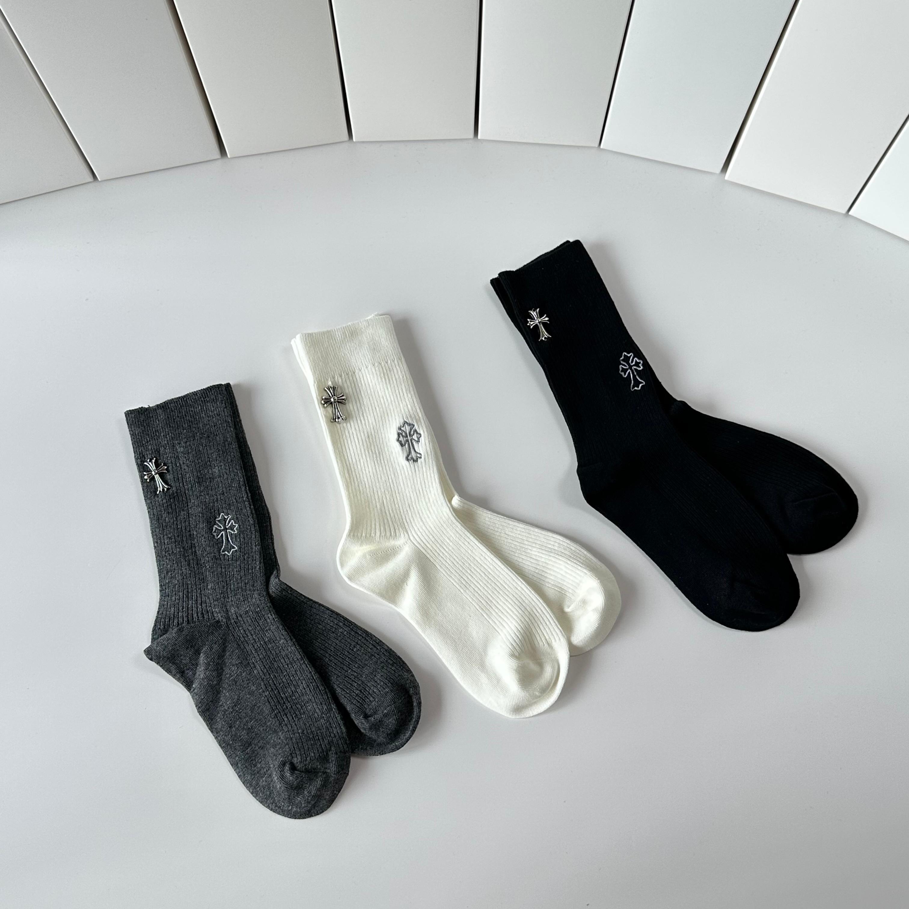 💛配包装克罗心 新款经典中长款饰品袜堆堆袜袜子！一盒三双， 专柜同步筒款袜子，💛大牌出街，潮人必备🔥超好