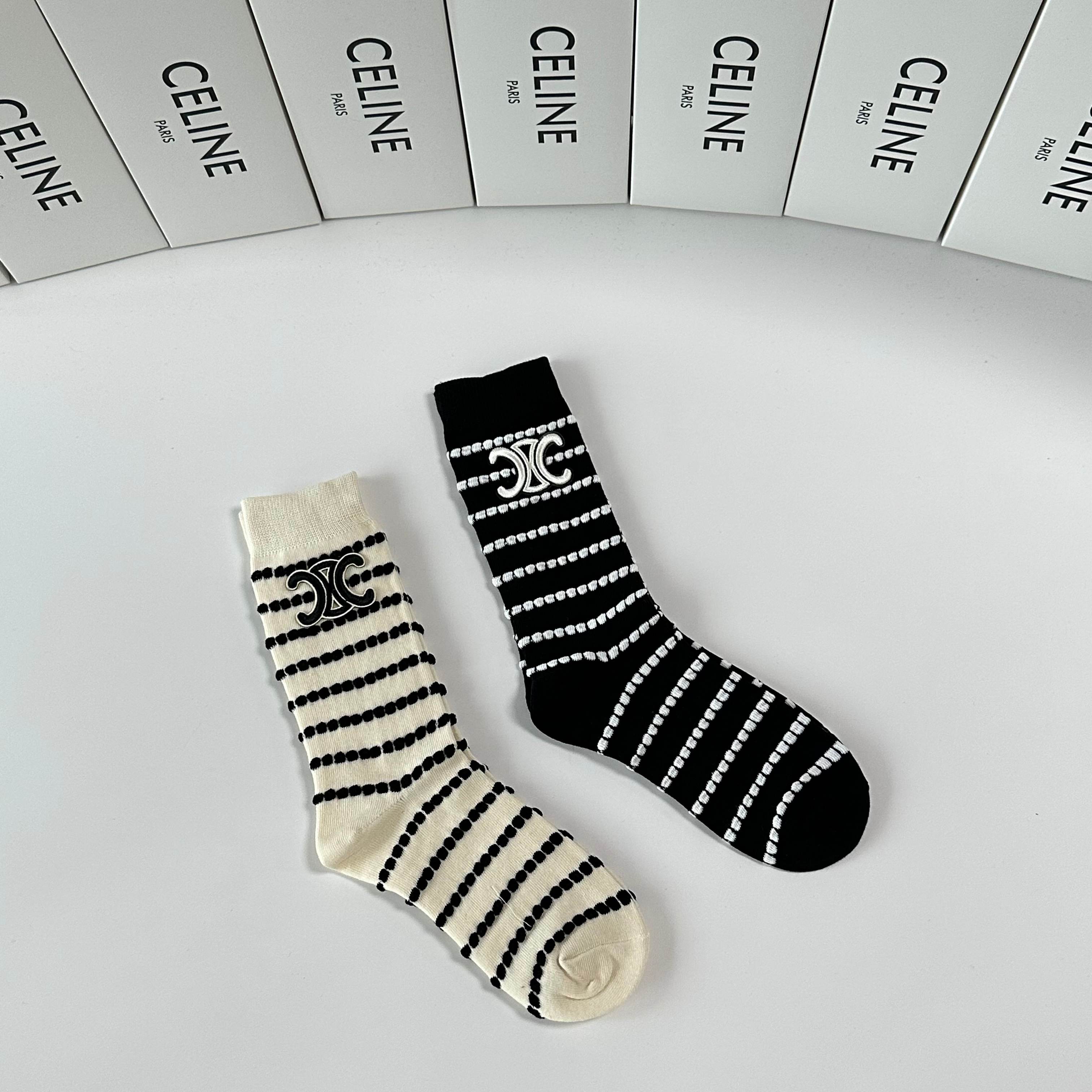 💛配包装Celine（赛琳）新款经典中长款饰品袜堆堆袜袜子！一盒两双， 专柜同步筒款袜子，💛大牌出街，潮