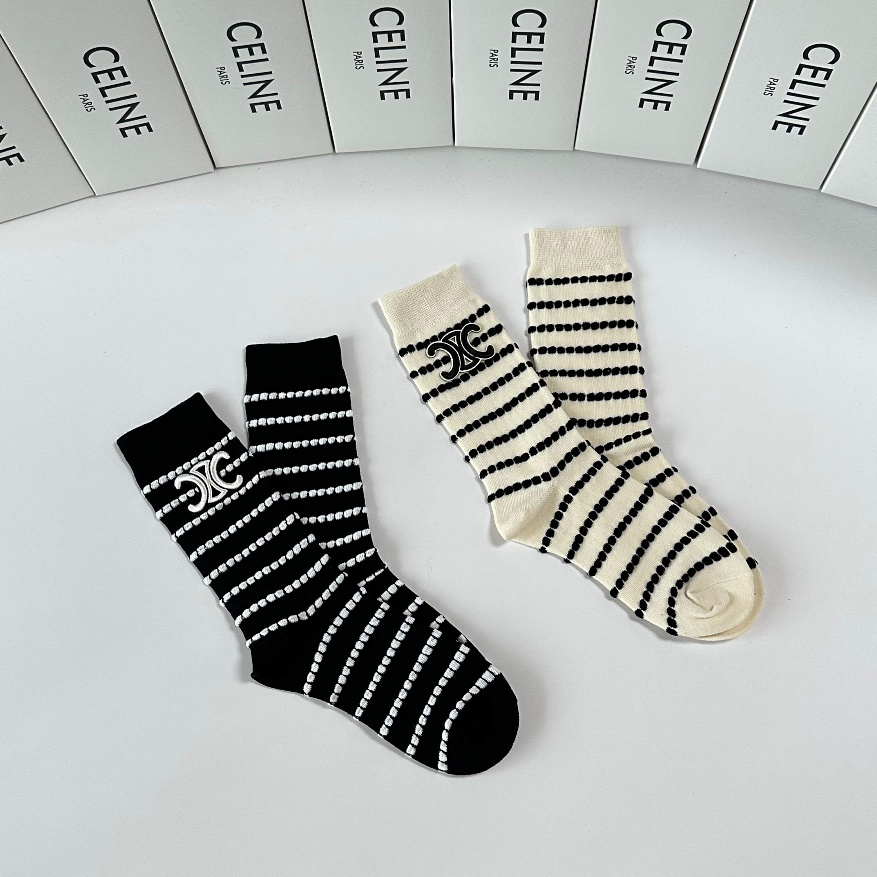 💛配包装Celine（赛琳）新款经典中长款饰品袜堆堆袜袜子！一盒两双， 专柜同步筒款袜子，💛大牌出街，潮