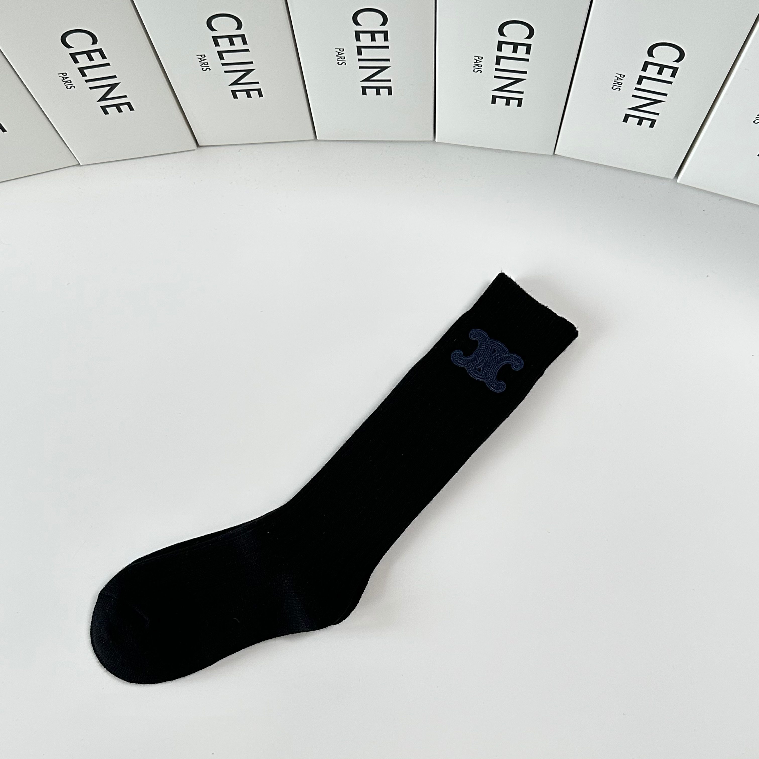 💛配包装Celine（赛琳）新款经典小腿款饰品袜堆堆袜袜子！一盒一双， 专柜同步筒款袜子，💛大牌出街，潮