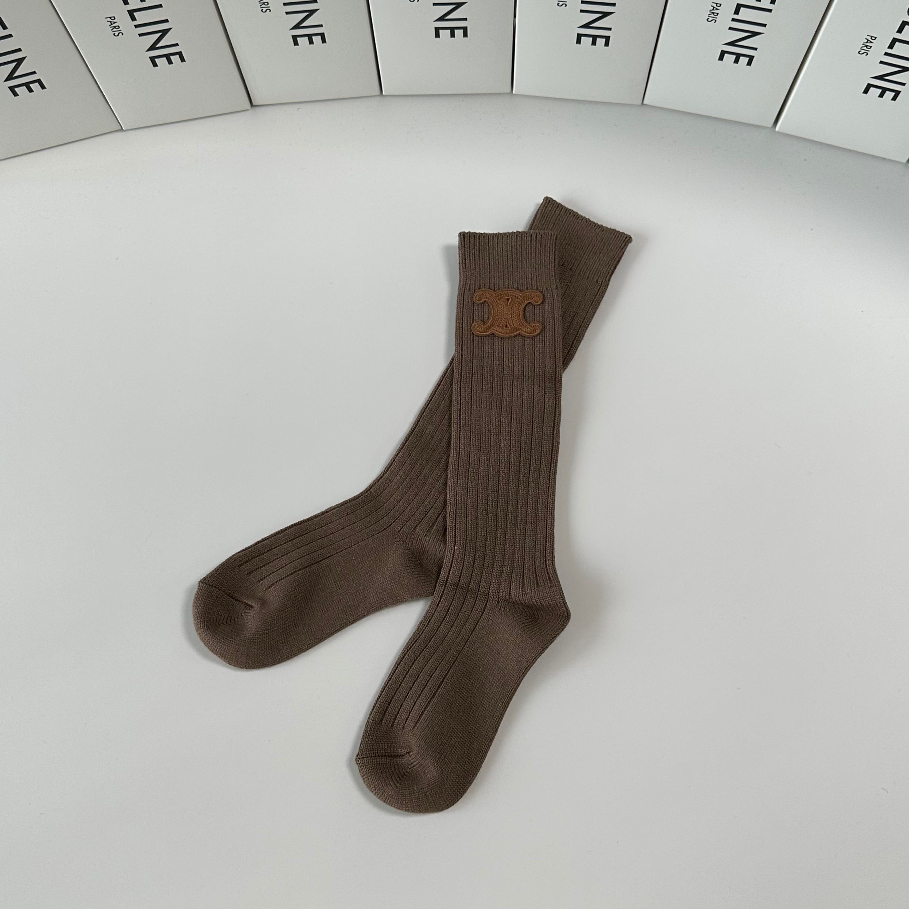 💛配包装Celine（赛琳）新款经典小腿款饰品袜堆堆袜袜子！一盒一双， 专柜同步筒款袜子，💛大牌出街，潮