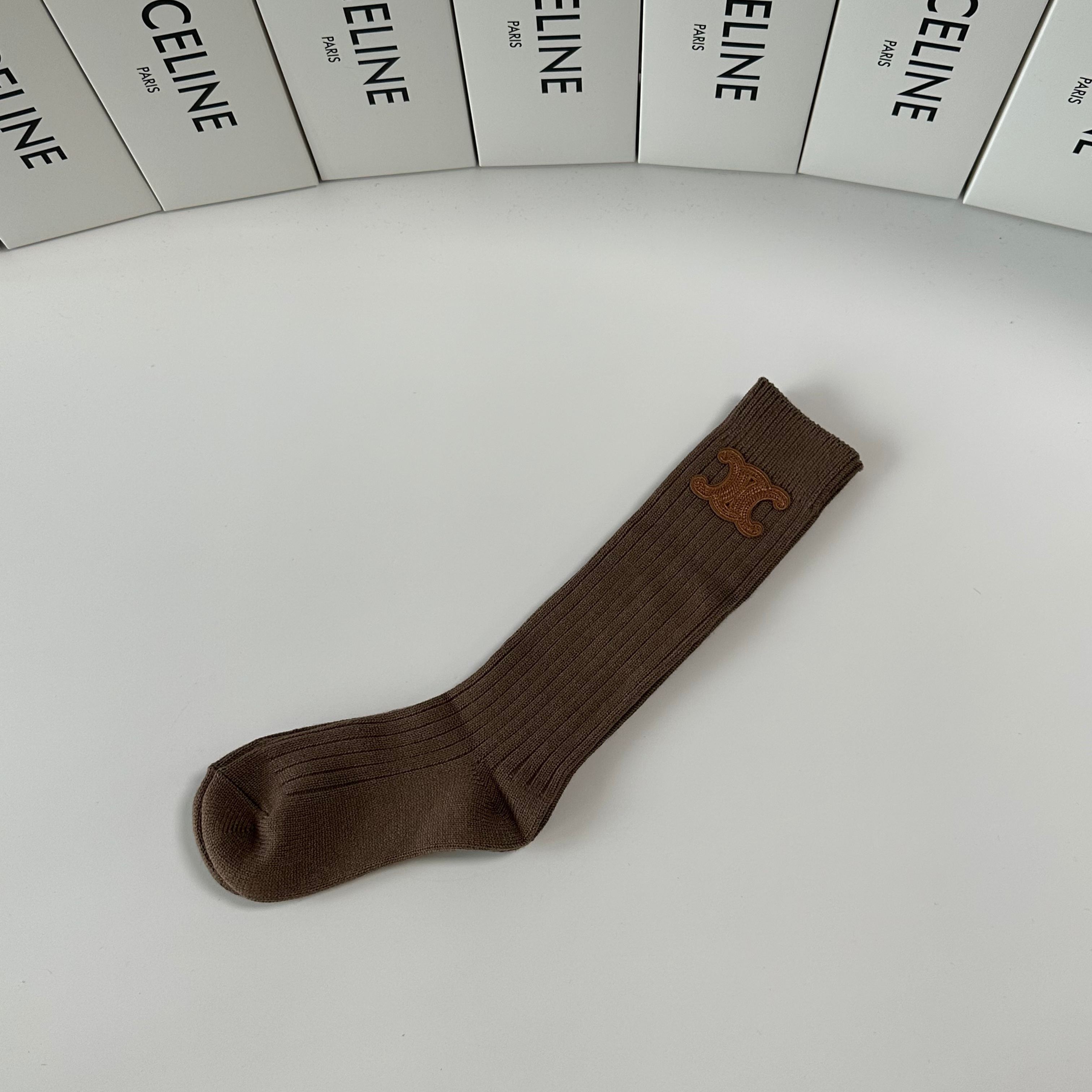 💛配包装Celine（赛琳）新款经典小腿款饰品袜堆堆袜袜子！一盒一双， 专柜同步筒款袜子，💛大牌出街，潮