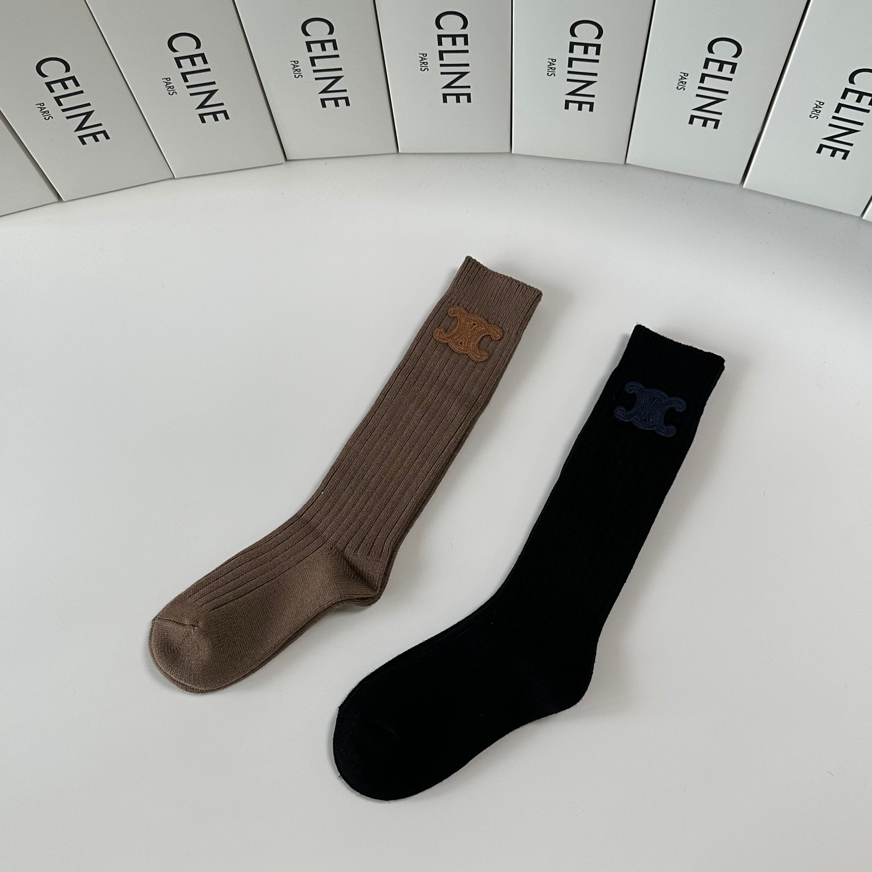 💛配包装Celine（赛琳）新款经典小腿款饰品袜堆堆袜袜子！一盒一双， 专柜同步筒款袜子，💛大牌出街，潮