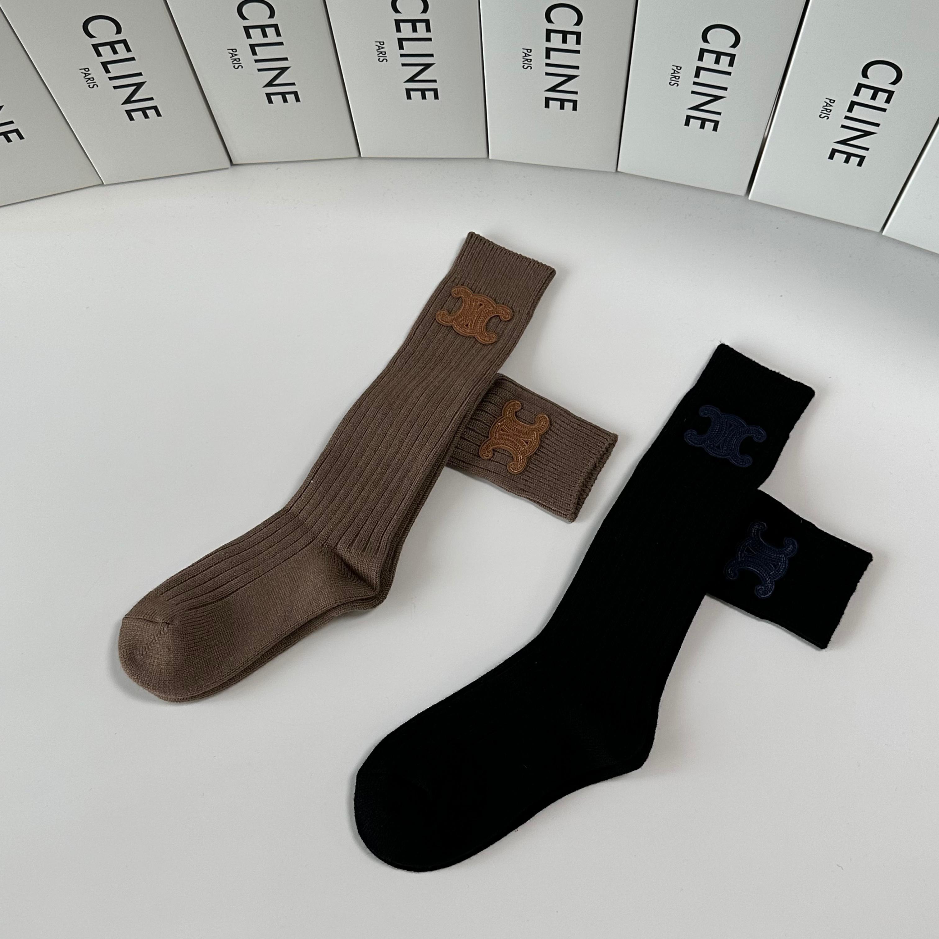 💛配包装Celine（赛琳）新款经典小腿款饰品袜堆堆袜袜子！一盒一双， 专柜同步筒款袜子，💛大牌出街，潮