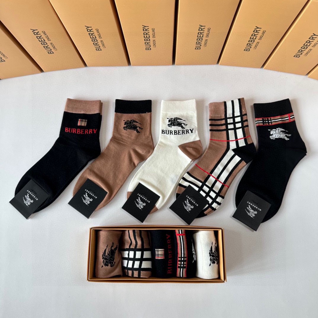 💛配专柜包装 Burberry （巴宝莉）新款中长款堆堆袜袜子！一盒五双，专柜同步筒袜袜子，大牌出街，潮人必备🔥超好搭