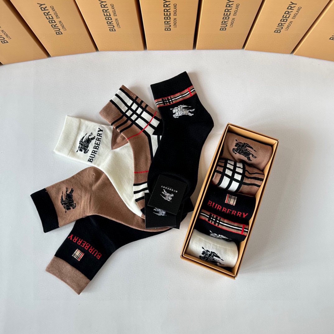 💛配专柜包装 Burberry （巴宝莉）新款中长款堆堆袜袜子！一盒五双，专柜同步筒袜袜子，大牌出街，潮人必备🔥超好搭