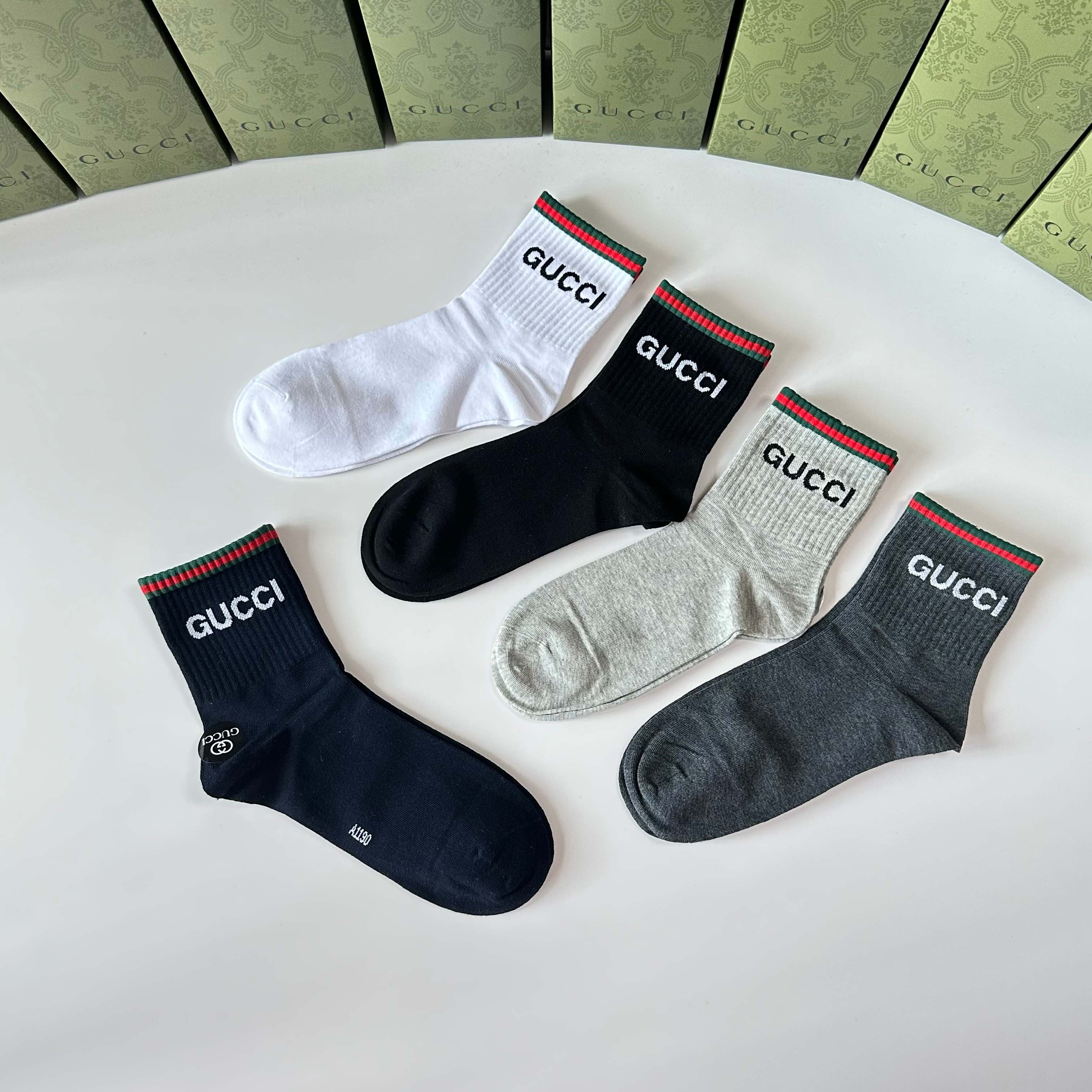 💛配专柜包装 Gucci（古驰）新款中长款堆堆袜袜子！一盒五双，专柜同步筒袜袜子，💛大牌出街，潮人必备🔥超好搭