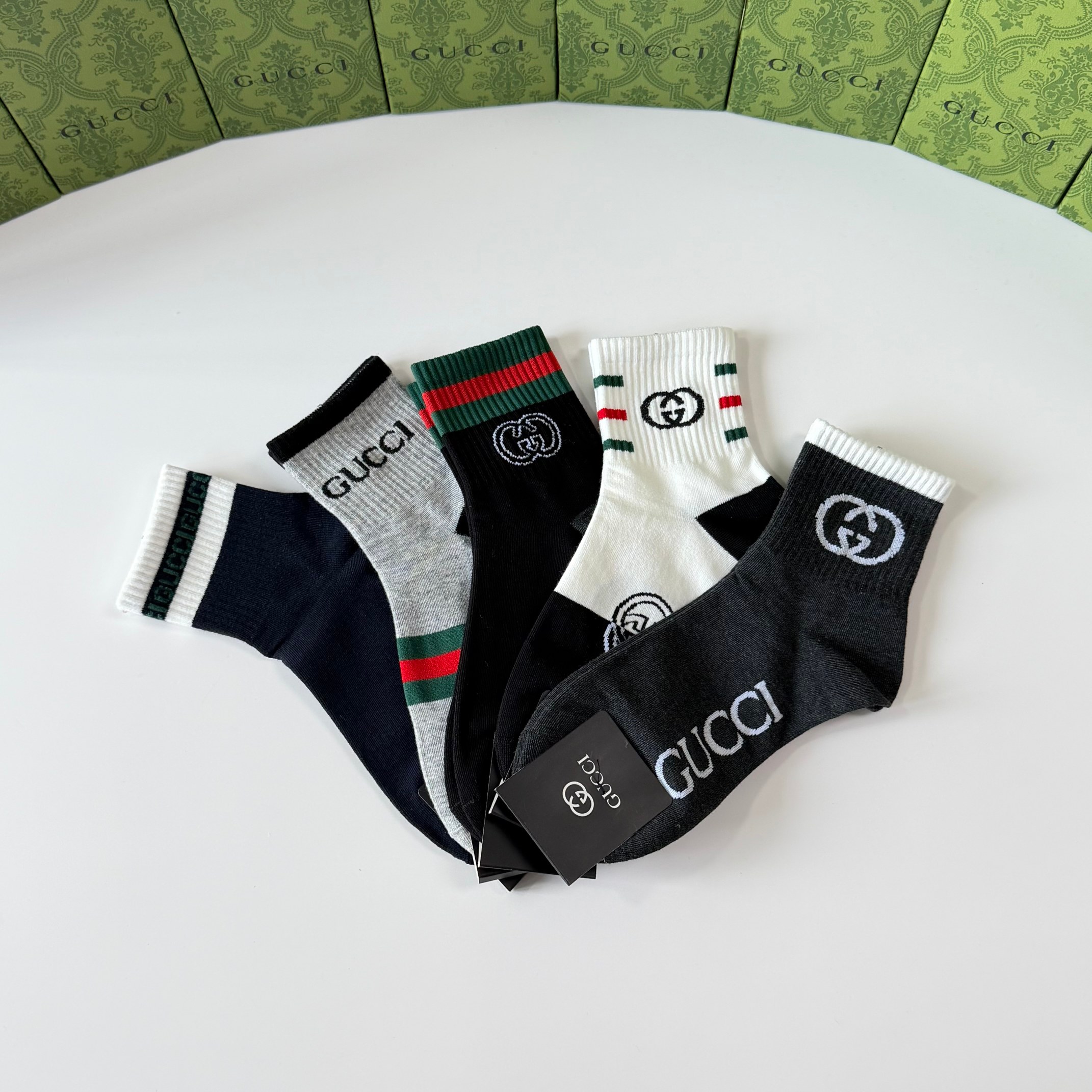 💛配专柜包装 Gucci（古驰）新款中长款堆堆袜袜子！一盒五双，专柜同步筒袜袜子，💛大牌出街，潮人必备🔥超好搭