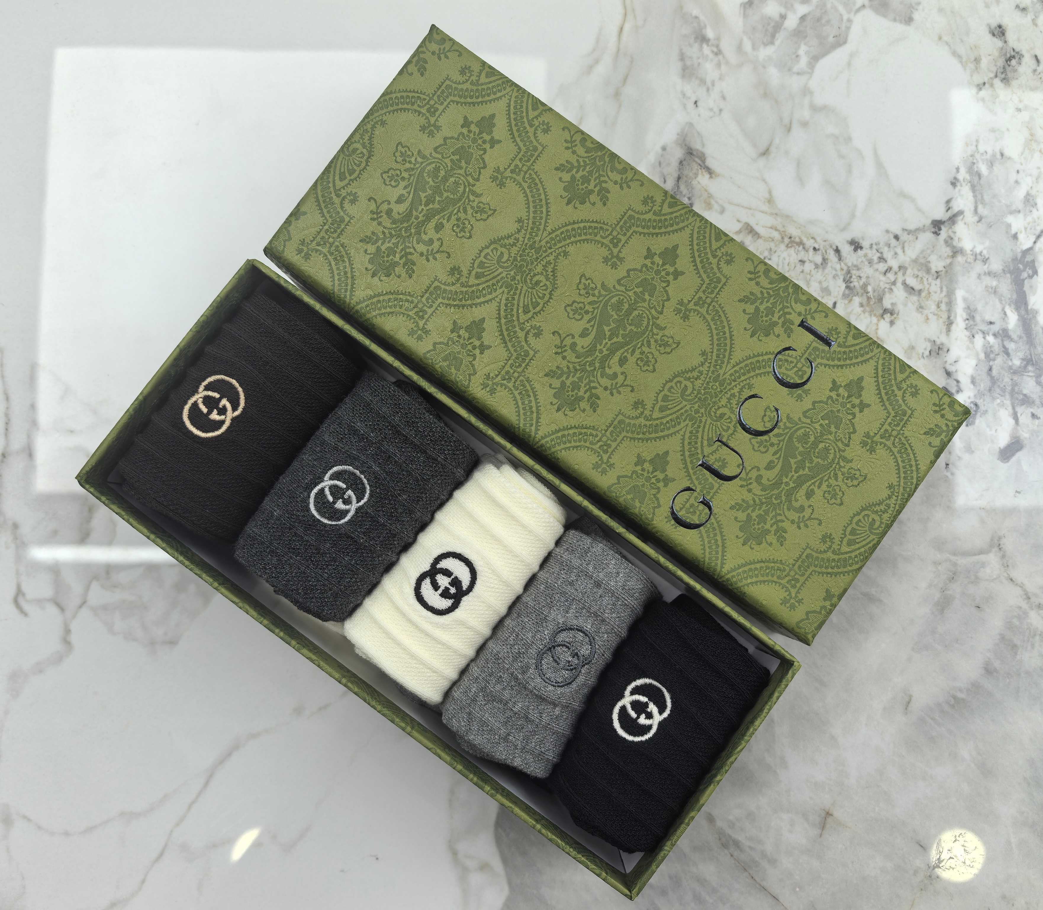 💛配专柜包装 GUCCI（古驰）最新双针中长筒刺绣款堆堆袜袜子！一盒五双，专柜同步筒袜袜子，💛大牌出街，潮人必备🔥超好搭
