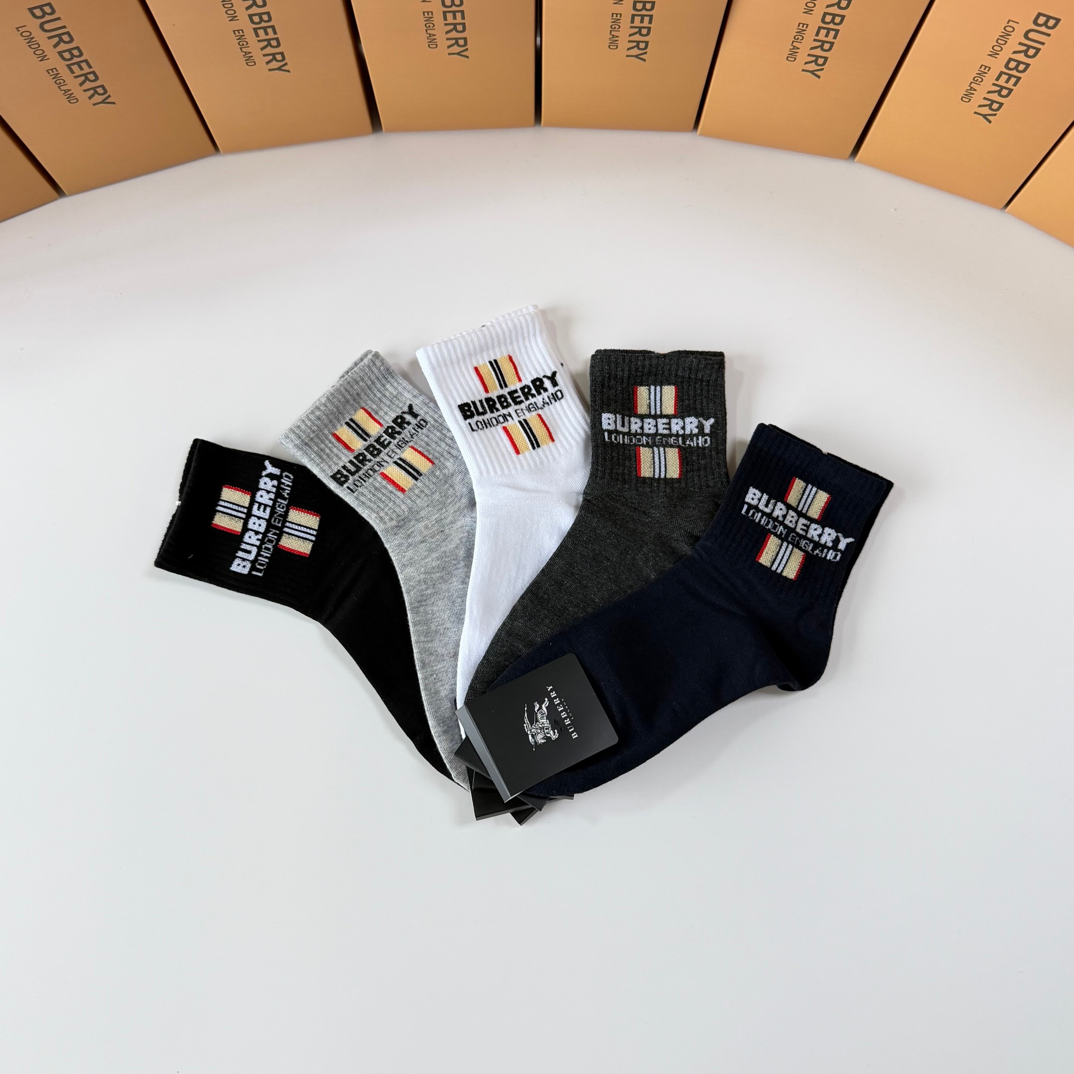 💛配包装 Burberry （巴宝莉）新款经典中长款堆堆袜袜子！一盒五双， 专柜同步筒袜袜子，💛大牌出街，潮人必备🔥超好