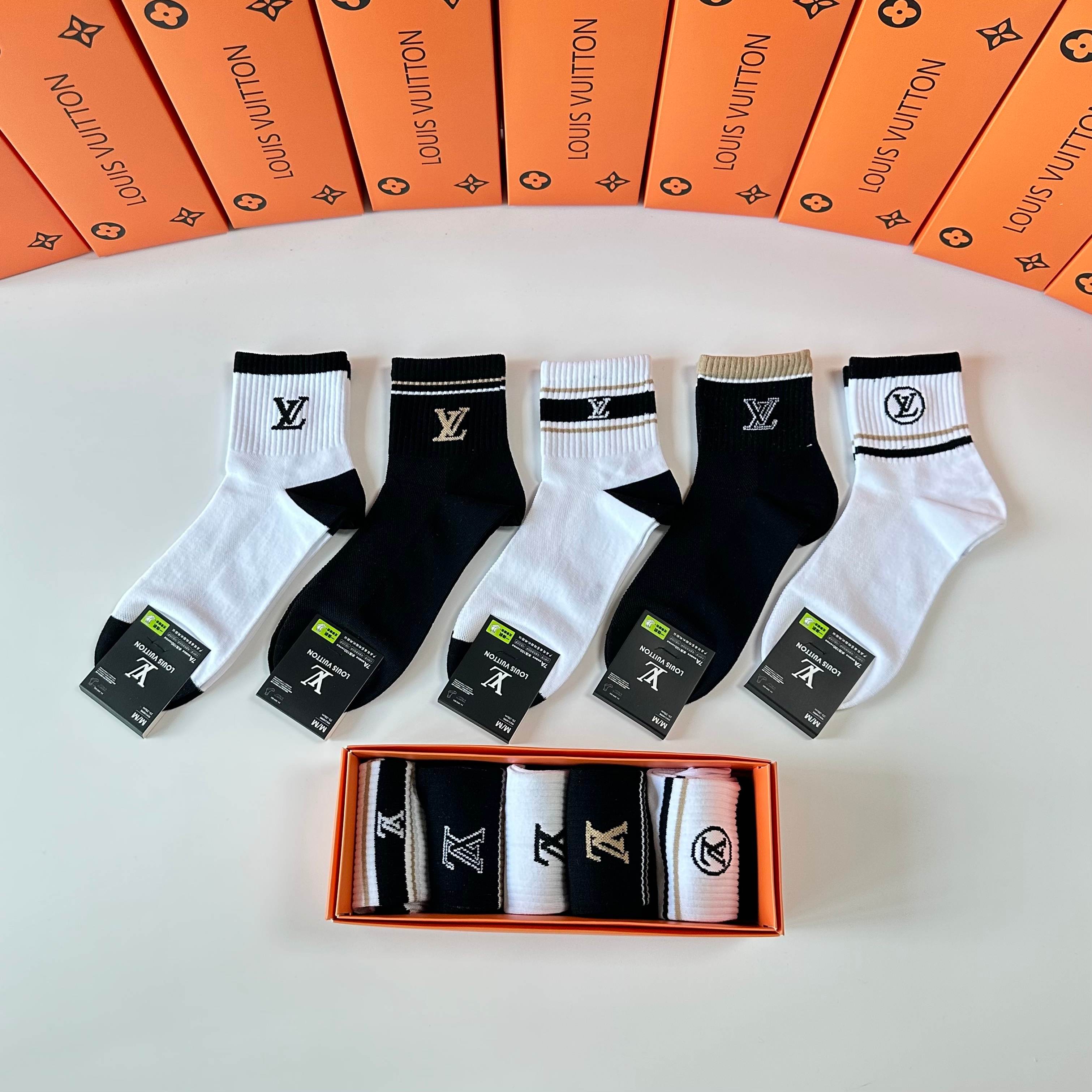 💛配专柜包装 Lv（路易威登）新款中长款堆堆袜袜子！一盒五双，专柜同步筒袜袜子，💛大牌出街，潮人必备🔥超好搭