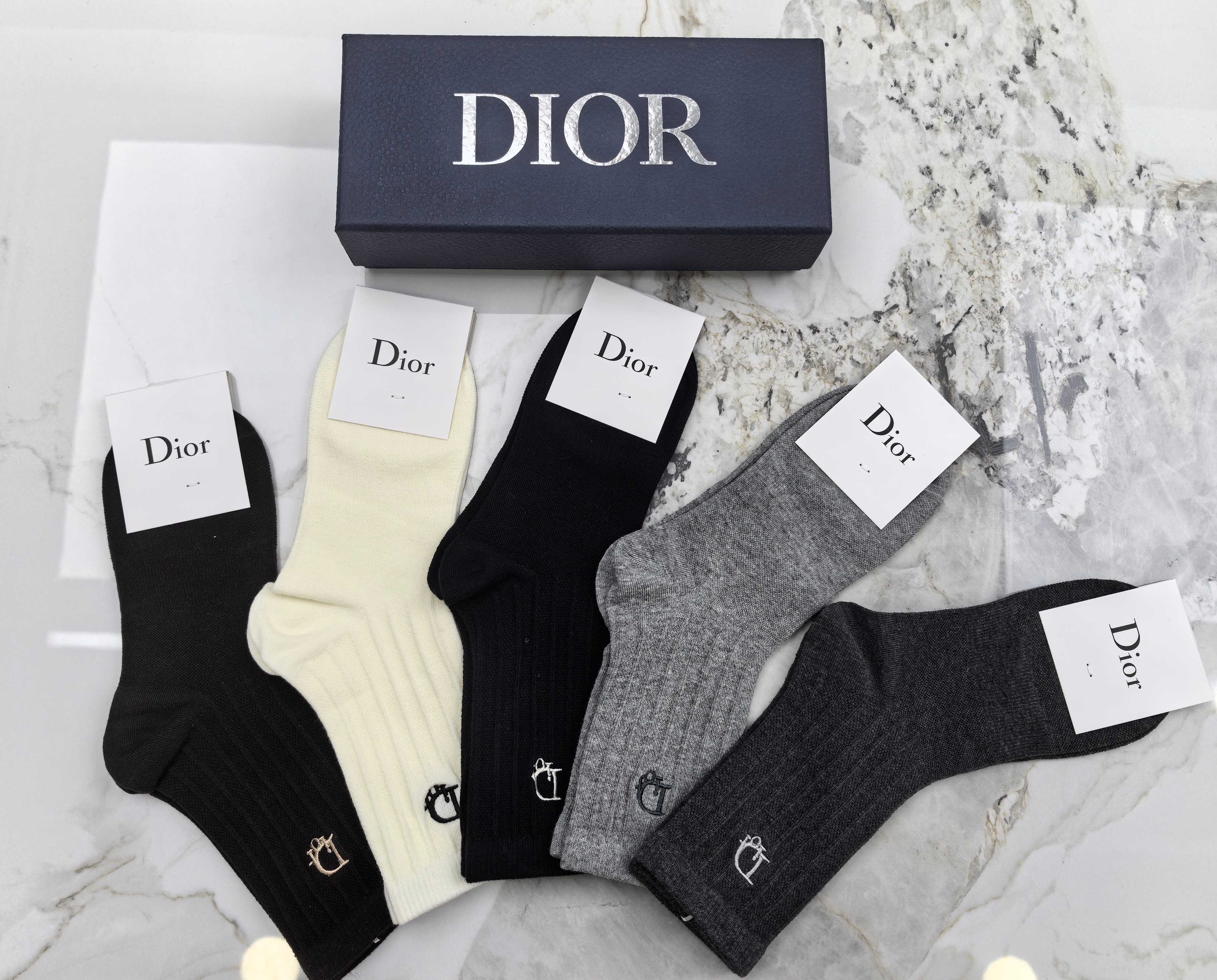 💛配专柜包装 DIOR（迪奥）最新双针中长筒刺绣款堆堆袜袜子！一盒五双，专柜同步筒袜袜子，💛大牌出街，潮人必备🔥超好搭