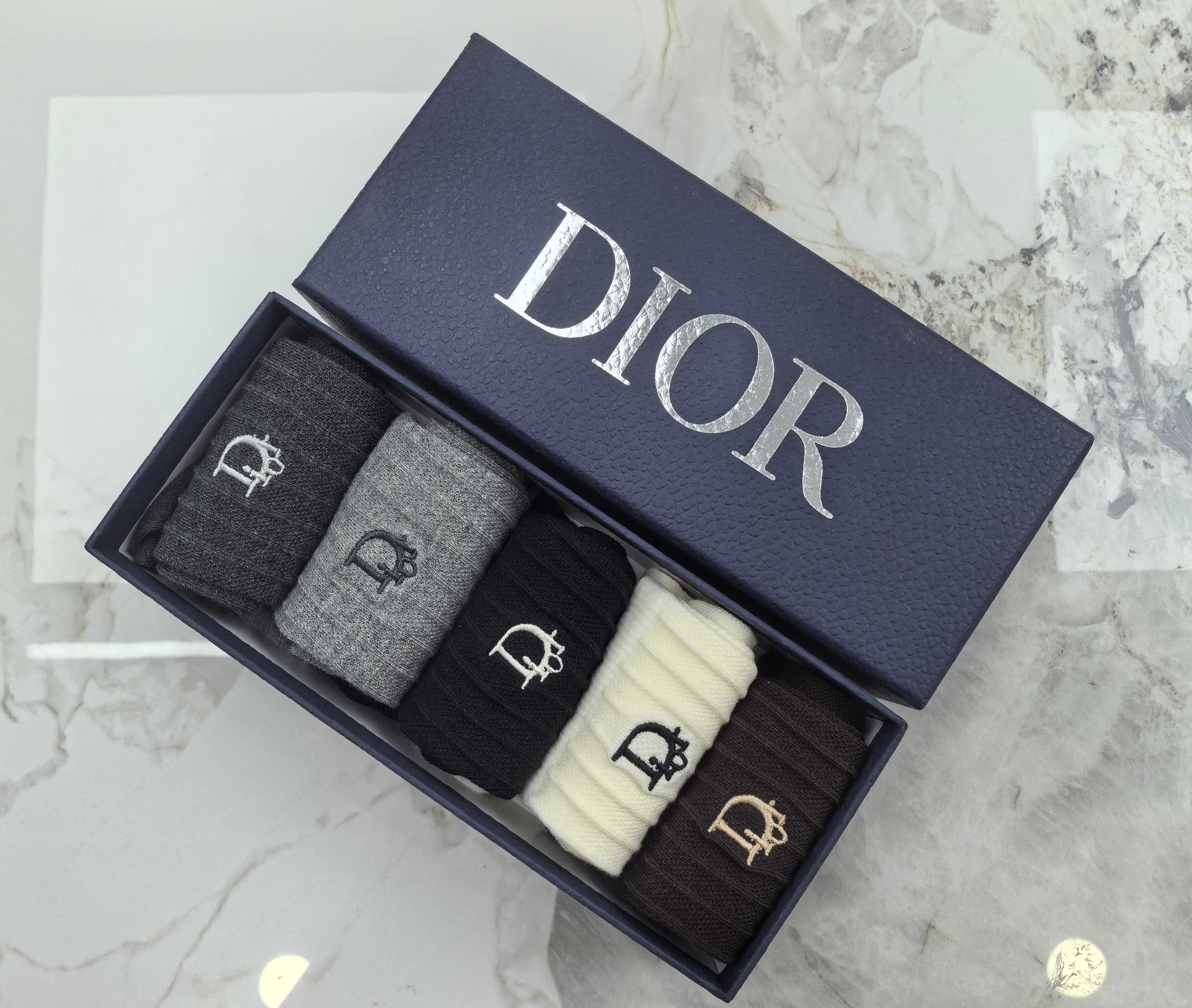 💛配专柜包装 DIOR（迪奥）最新双针中长筒刺绣款堆堆袜袜子！一盒五双，专柜同步筒袜袜子，💛大牌出街，潮人必备🔥超好搭