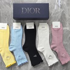 💛配专柜包装 DIOR(迪奥)最新双针中长筒刺绣款堆堆袜袜子!一盒五双,专柜同步筒袜袜子,💛大牌出街,潮人必备🔥超好搭 💛配专柜包装 DIOR(迪奥)最新双针中长筒刺绣款堆堆袜袜子!一盒五双,专柜同步筒袜袜子,💛大牌出街,潮人必备🔥超好搭
