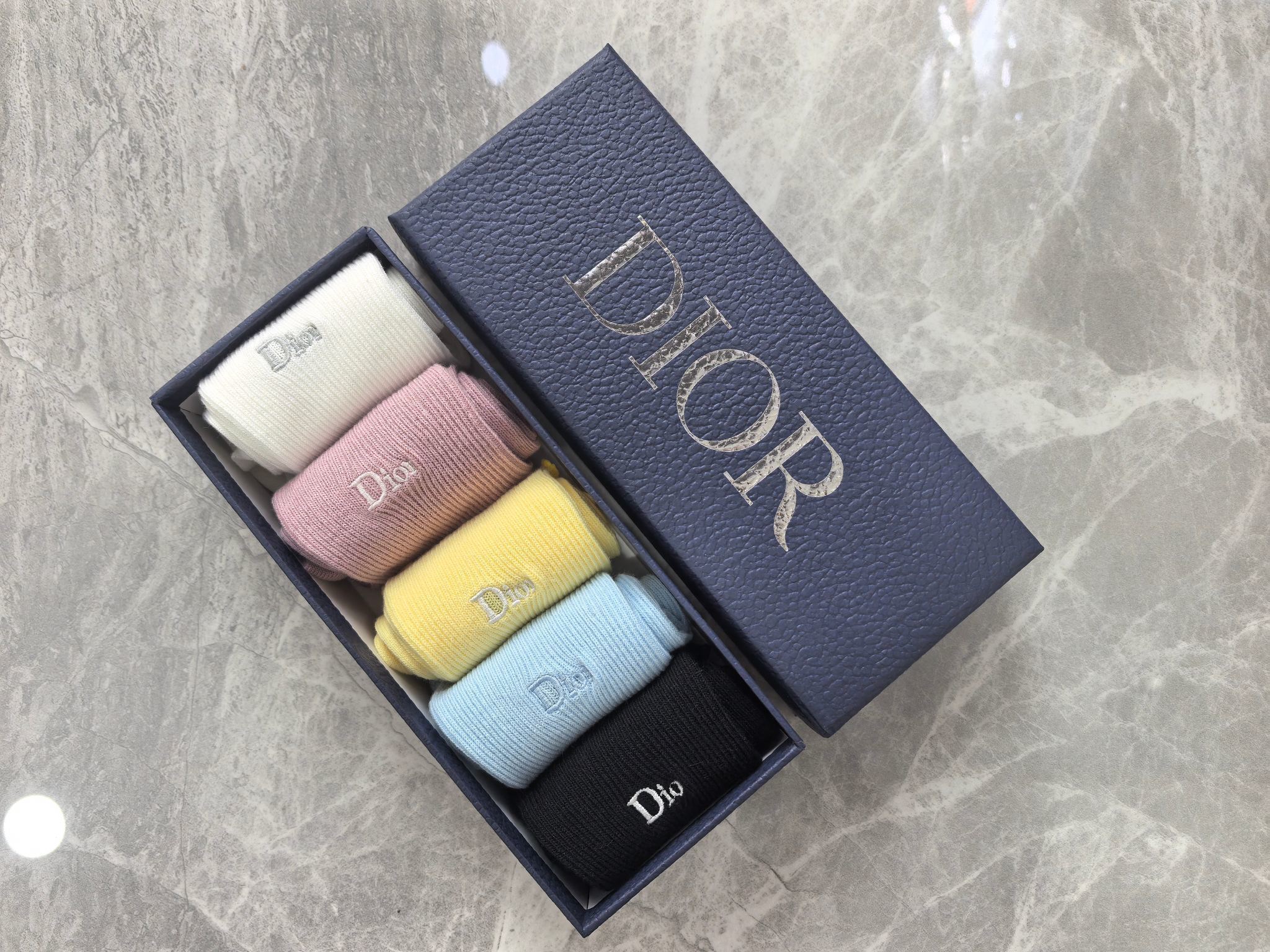 💛配专柜包装 DIOR（迪奥）最新双针中长筒刺绣款堆堆袜袜子！一盒五双，专柜同步筒袜袜子，💛大牌出街，潮人必备🔥超好搭