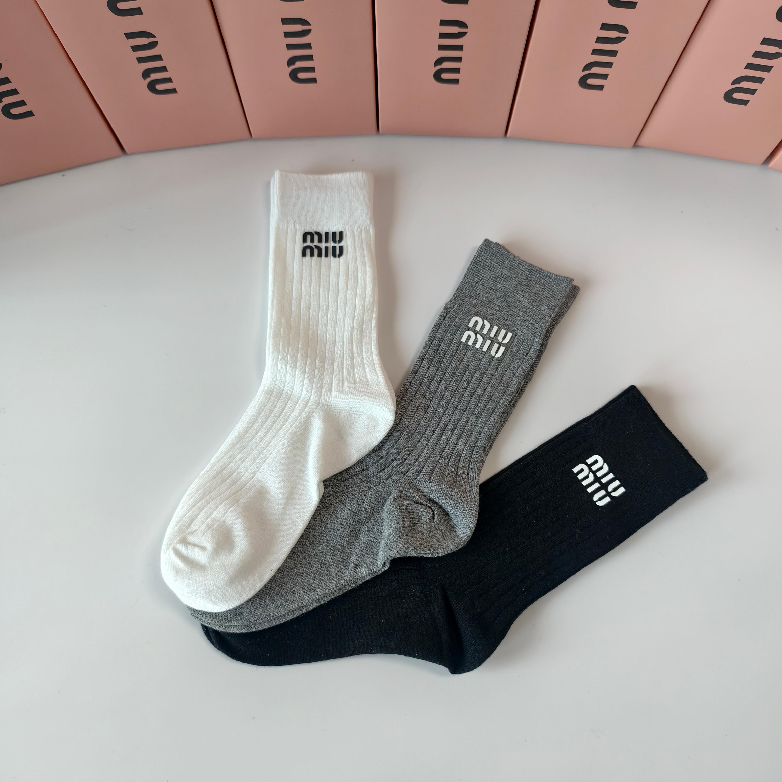💛配包装 MIUMIU（缪缪）新款经典中长款饰品袜堆堆袜袜子！一盒三双， 专柜同步筒款袜子，💛大牌出街，潮人必备🔥超好搭