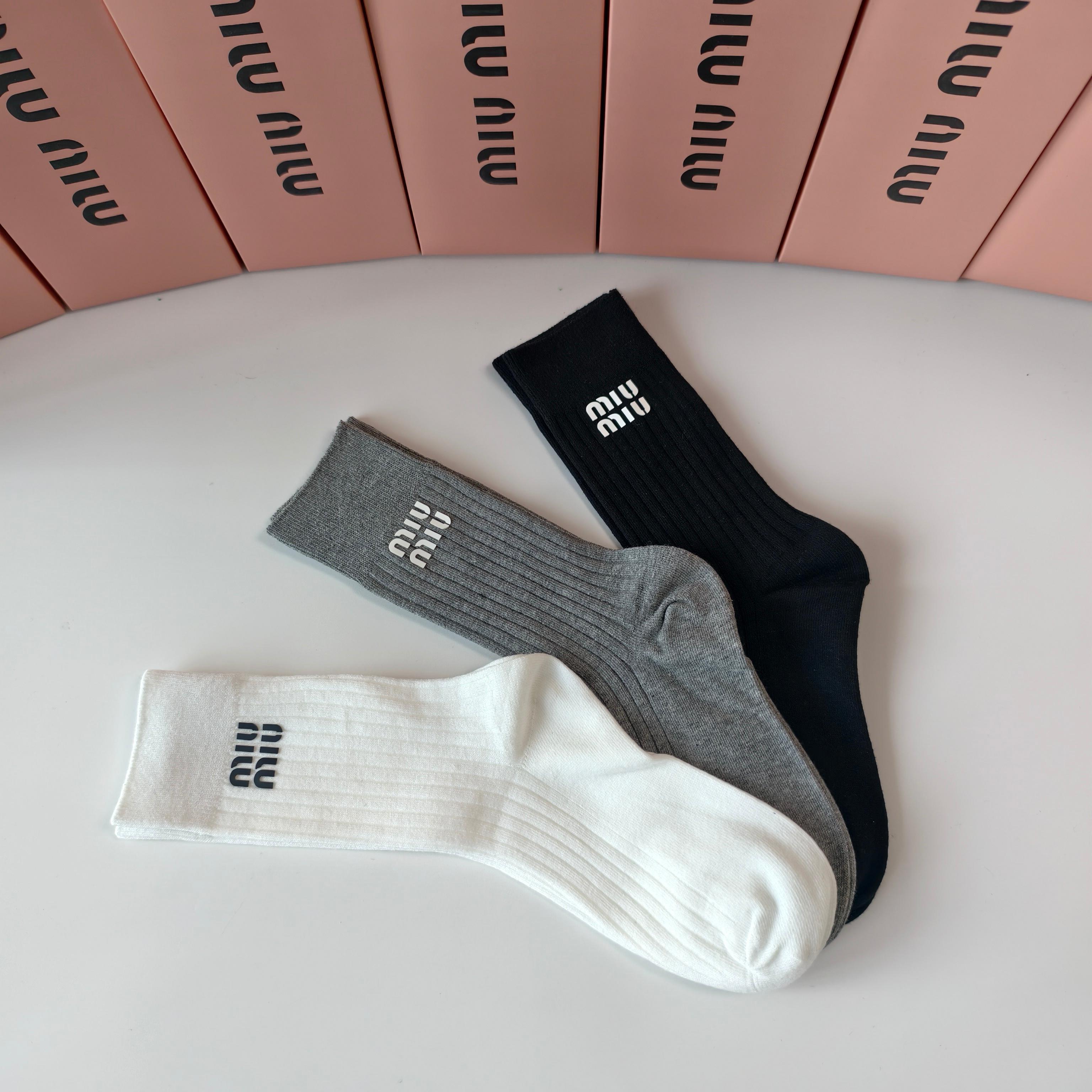 💛配包装 MIUMIU（缪缪）新款经典中长款饰品袜堆堆袜袜子！一盒三双， 专柜同步筒款袜子，💛大牌出街，潮人必备🔥超好搭
