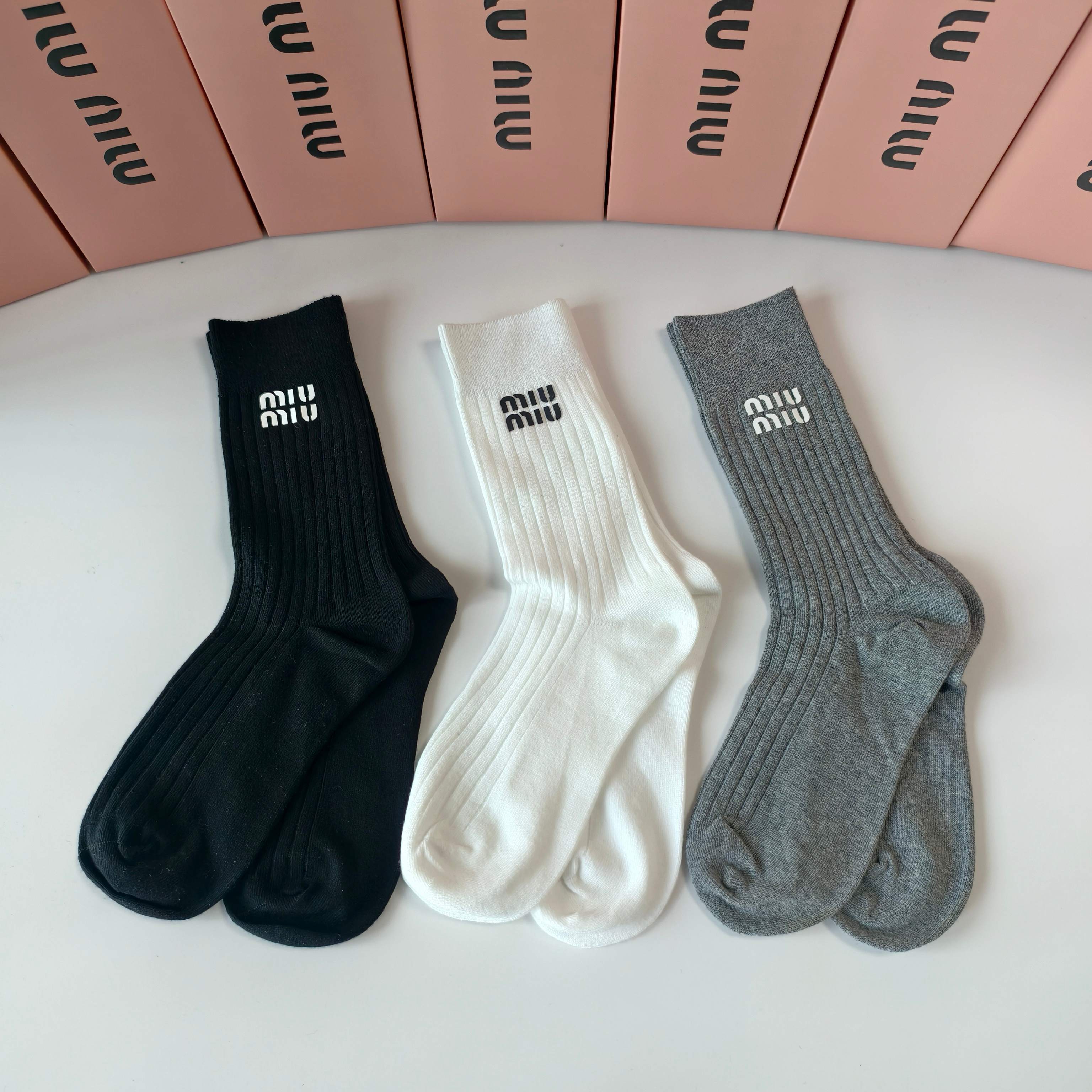 💛配包装 MIUMIU（缪缪）新款经典中长款饰品袜堆堆袜袜子！一盒三双， 专柜同步筒款袜子，💛大牌出街，潮人必备🔥超好搭
